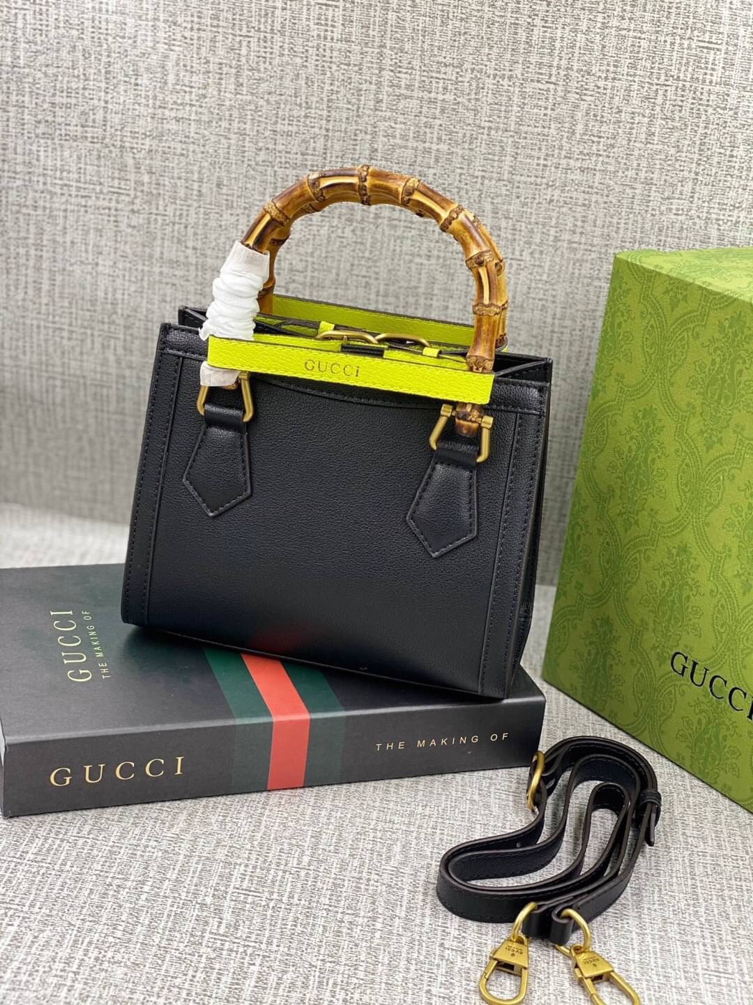 VIP GIFT 】หนังแท้ GUCCI Diana mini tote bag กระเป๋างานหูไม้ไผ่สุดคลาสสิก ดีไซน์มาใหม่พร้อมเข็ดขัดหนังสีสะท้อนแสงประดับตรงหูกระเป๋า ขนาดมินิกำลังน่ารักเลยค่ะ วัสดุหนังแท้ อะไหล่ทอง งานสวยตั้งอยู่ทรง มีสายสะพายยาว 1เส้น สามารถปรับระดับได้-ถอดได้ งานเก๋ไก๋ที