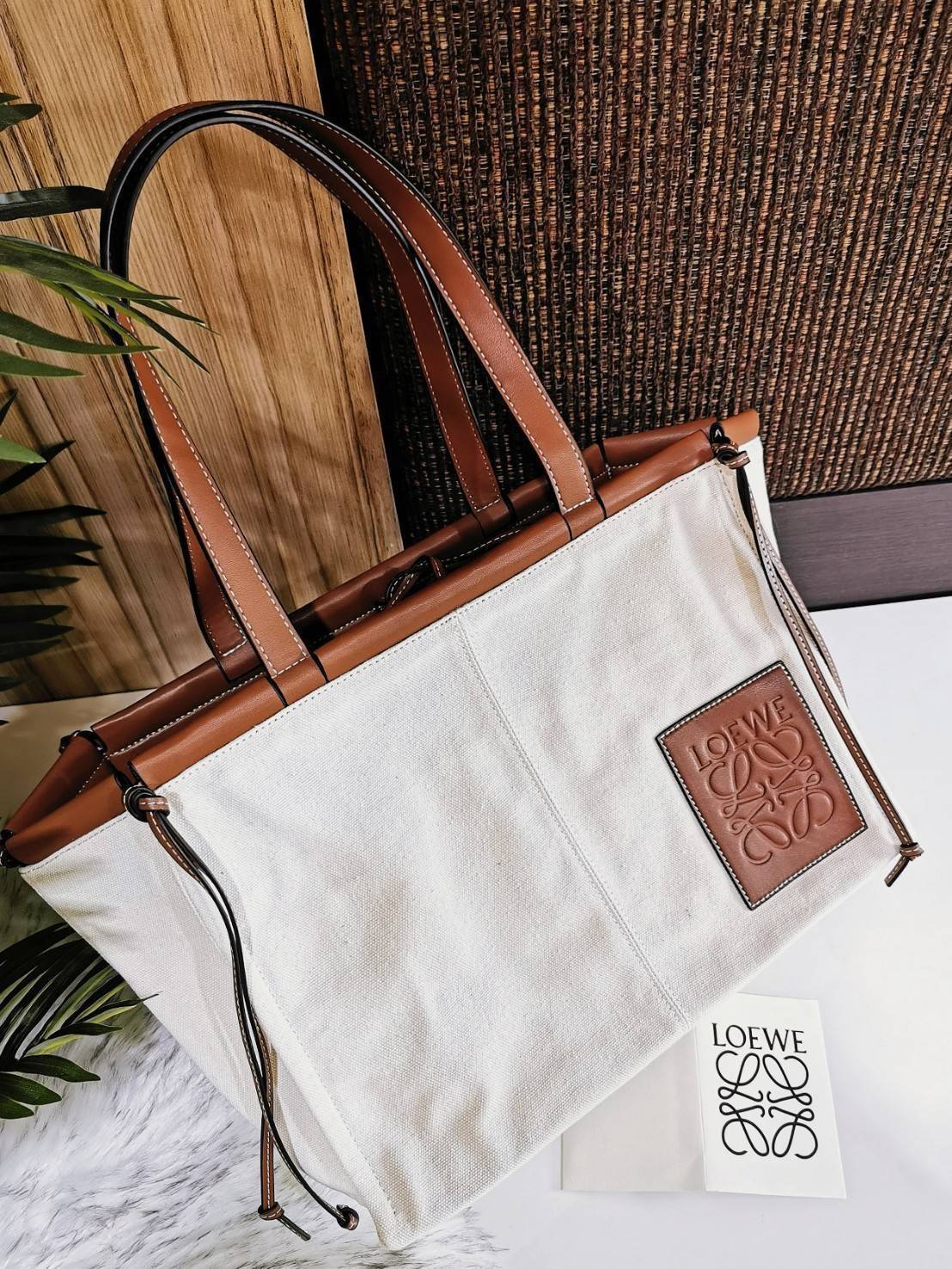 พรีเมี่ยมกิ๊ฟแท้ 100% 】LOEWE TOTE BAG VIP GIFT WITH PURCHASE (GWP) Limited Edition จาก "LOEWE PERFUME DUTYFREE" วัสดุ Canvas&Leather ใบใหญ่ น้ำหนักเบา ภายในโล่งกว้างและจุ ใส่เอกสารA4 เสื้อผ้าสัมภาระของใช้ได้เยอะจุใจ
