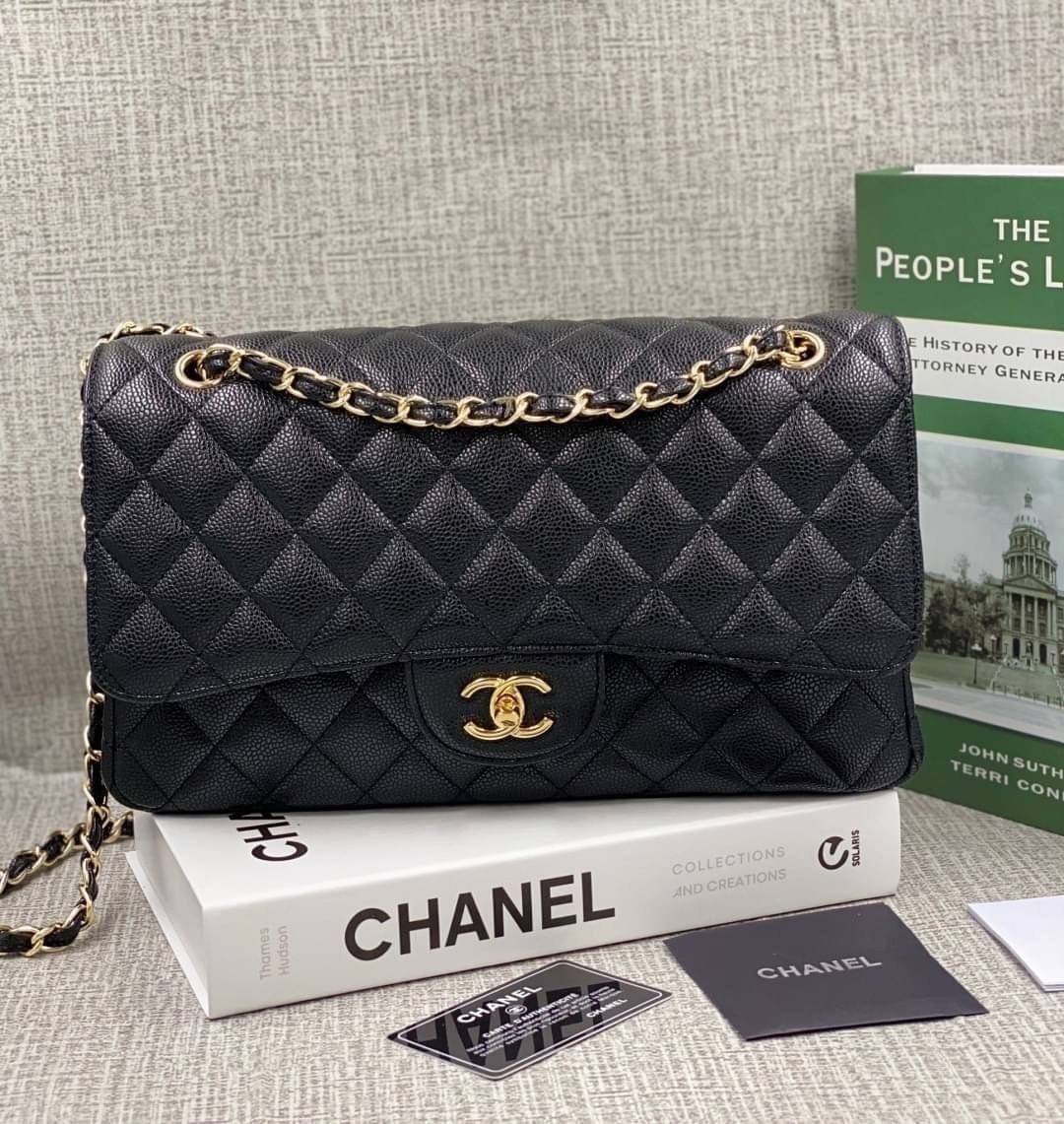 หนังแท้ CHANEL LARGE CLASSIC JUMBO HANDBAG 30cm พร้อมส่งที่ไทย Lambskin & Grained Calfskin กระเป๋าสะพายคลาสสิกใบใหญ่ หนังแท้และโลหะสีทอง/สีเงิน ภาพสินค้าถ่ายจากงานขายจริง ใช้งานต่างประเทศได้