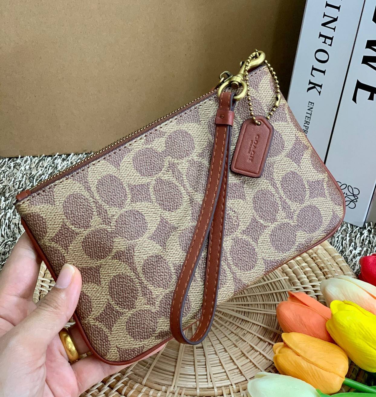COACH SMALL WRISTLET IN COLORBLOCK SIGNATURE ((32445)) ✔️กระเป๋าคล้องมือ วัสดหนัง pvc อย่างดี ลายซิกเนเจอร์ ตัดขอบสีตรงกลางสวยงามมากๆค่ะ แบบซิปเดียว ((ภายในใส่มือถือได้บางรุ่นค่ะ)) มีช่องเสียบบัตรให้2ช่องด้วยนะคะ