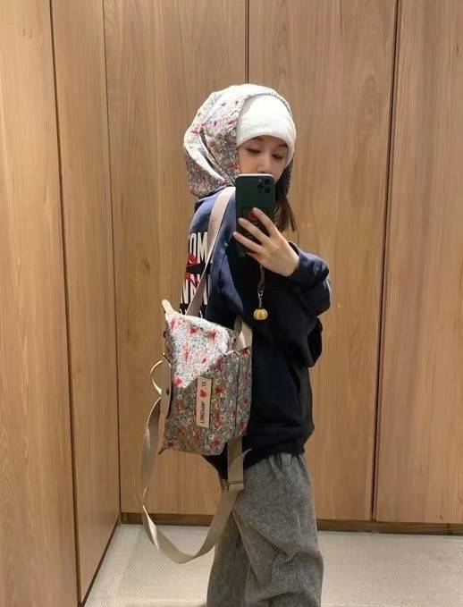 Longchamp X Eu Backpack กระเป๋าเป้สะพายหลังลายดอกๆไม้ วัสดุผ้าฝ้าย อะไหล่สีดำ กระเป๋าเป้แบบลำลองสำหรับสตรีซึ่งนำรูปทรงอันเป็นเอกลักษณ์ของ Le Pliage มาปรับใช้กับทุกสถานการณ์ อุปกรณ์เสริมที่ใช้งานได้จริงนี้มีสายรัดปรับระดับได้และที่จับช่วยให้ สะพายข้างหรือส