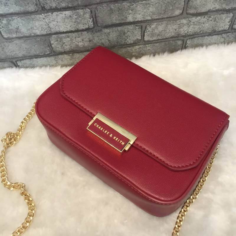 New! 2018 CHARLES & KEITH PUSH-LOCK CHAIN SLING BAG กระเป๋าสะพายโซ่ ทรงสวยสไตล์คุณหนู หนังpuลายคาเวียร์ ทรงแข็ง ฝาเปิด-ปิดด้วยตัวล็อคปั๊มโลโก้ ภายในมีช่องซิปเล็ก 1 ช่อง และช่องใส่บัตร สามารถใส่ iphone+ และของจุกจิกเพิ่มเติมได้ ด้านหลังมีช่องเล็ก 1 ช่อง สะ