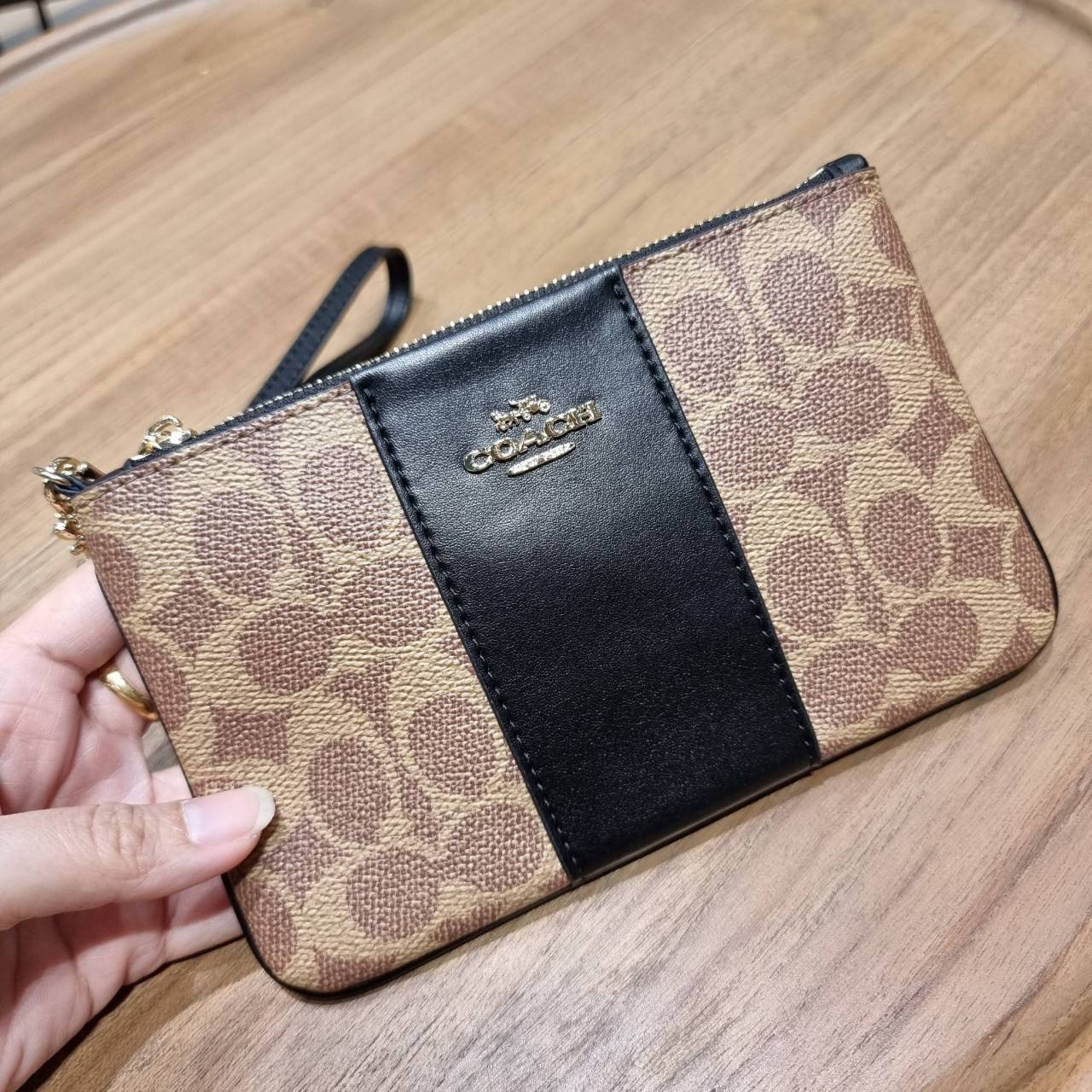 COACH 32445 SMALL WRISLET IN COLORBLOCK SIGNATURE CANVAS คอลเลคชั่นคัลเลอร์บล็อคสวยหรู ในรูปแบบกระเป๋าคล้องมือ ขนาดพกพา ไซส์กำลังสวยมากๆ พกง่ายไปเลยจ้า วัสดุหนังแคนวาส ตัดหนังแท้ ภายในโล่ง มีช่องใส่บัตร ตอบโจทย์สาวๆที่ไม่ชอบความพะรุงพะรัง พกใบนี้คือสะดวกส