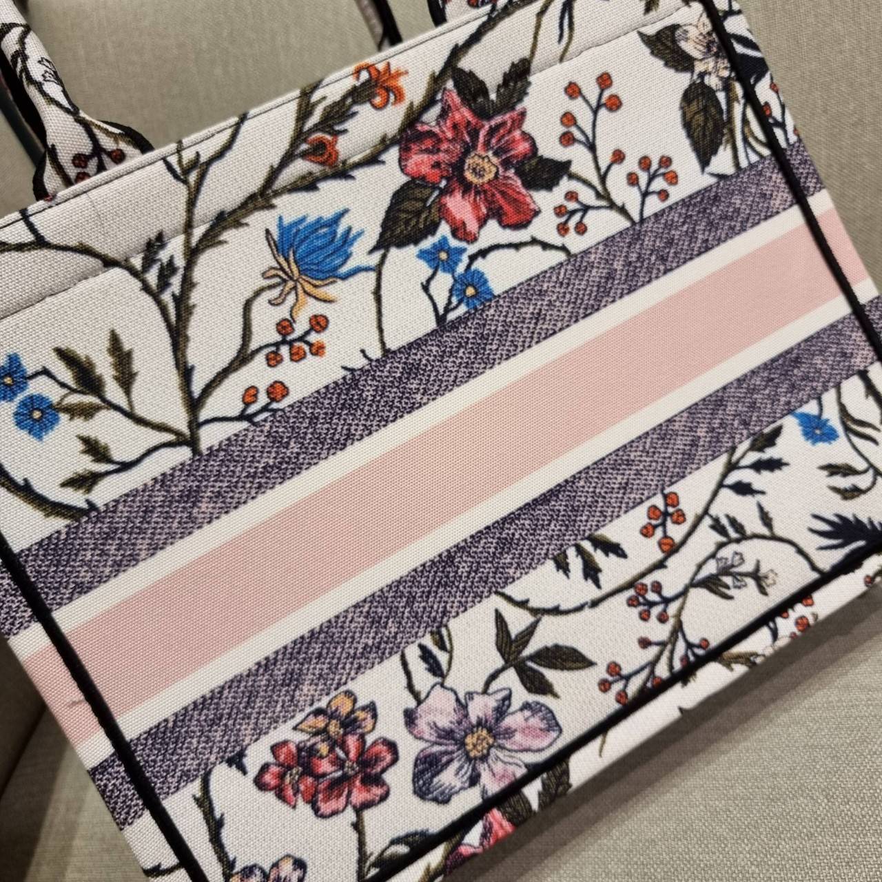 VIP 】HOT ARRIVAL!! DIOR CD SHOPPING BAG WITH GWP กระเป๋าทรงช้อปปิ้งใบใหญ่ จุใจ!! พรีเมี่ยมกิ๊ฟรุ่นดับเบิ้ลฮอต ดีไซน์คลาสสิควินเทจ สวยหรู วัสดุผ้าแคนวาสลายกราฟฟิค ภายในโล่งกว้างมากๆ ใส่ของจุสุดๆ โน้ตบุ้ค ไอแพด กระเป๋าสตางค์ มือถือ หรือเสื้อผ้ายังได้ สะพายค