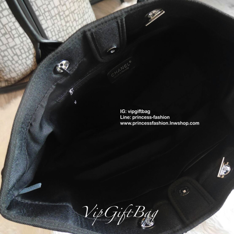 Chanel tote canvas bag จากงานพรีเมี่ยม VIP GIFT รุ่นดังเลยค้า Size ใหญ่อลัง บอกเลยว่า *งานดีที่สุด ตัวกระเป๋า กระเป๋าผ้าเป็นผ้า canvas เนื้อดีสมราคา สัมผัส นุ่มลื่นมือมากกกก อะไหล่เงินปั้มแบรนด์แท้ทั้งใบ ด้านหน้าปัก logo แบรนด์สุดหรู จุของได้เยอะมากก มีช่