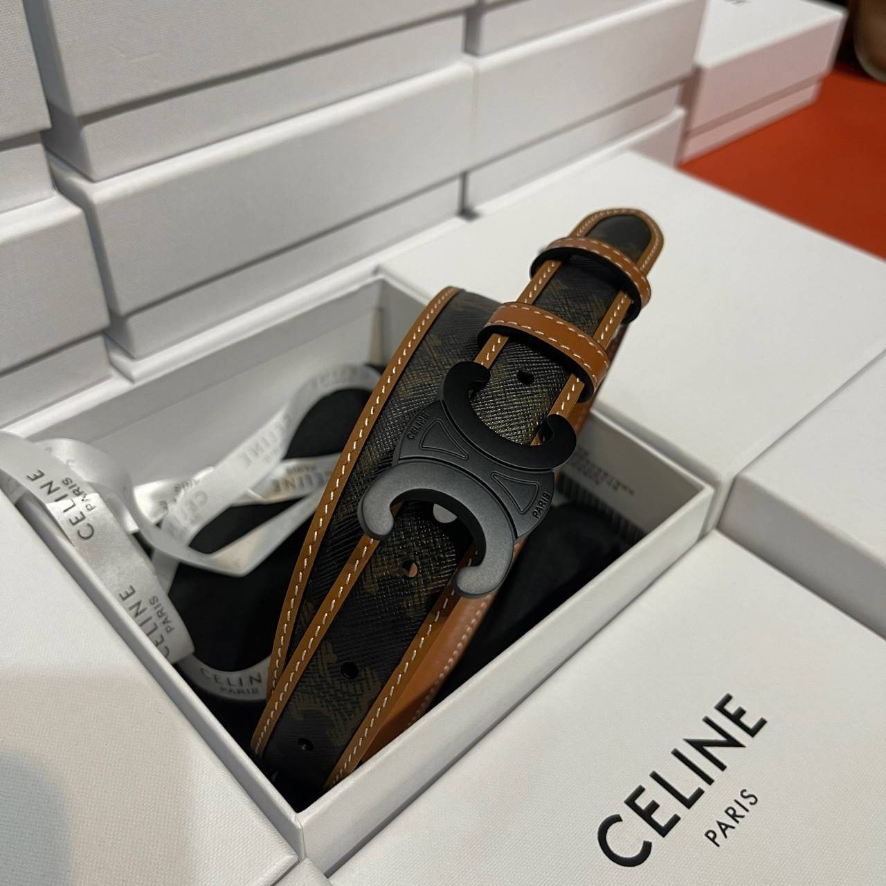 หนังแท้ Ori CELINE BELT LOGO 25MM / Celine Vintage Logo Leather Belt ออริจินอลเกรด รุ่นนี้สวยมากหนังดีมากแบบเทียบแท้หนังนิ่มมาก ทำจากหนังแท้ งานละเอียด ตัตเย็บสวยงาม หนังดีถอดแบบมาจากของแท้ หัวเข็มขัดโลโก้แบรนด์แบบ 3D Vintage สีดำ ปั้มโลโก้คมชัดคล้ายของจร