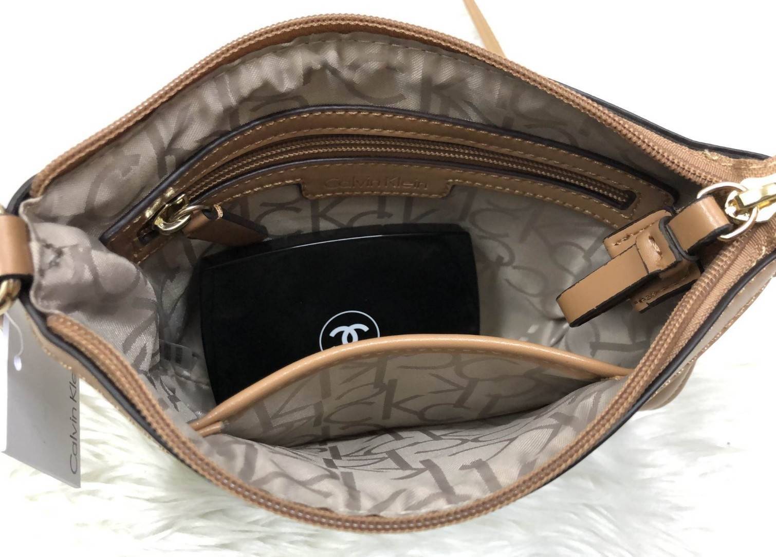 CALVIN KIEIN MINI CROSSBODY BAG สินค้าเข้าใหม่น่าใช้ค่ะ กระเป๋าสะพาย วัสดุหนังลายแบรนด์ทั้งใบ ด้านหน้าติดโลโก้แบรนด์อะไหล่ทอง เปิดปิดกระเป๋าแบบซิป ภายในโล่ง ใส่ของจุ สามารถใส่ธนบัตร สมุดแบงค์ มือถือรุ่นต่างๆ เครื่องสำอางค์ กระเป๋าสตางค์ใบสั้น บอกเลยจุค่ะ 