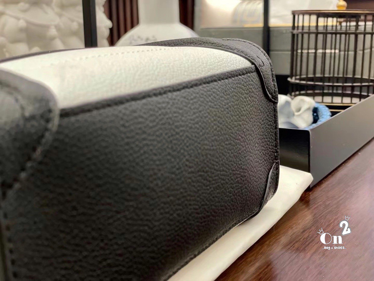 พร้อมส่งรุ่นยอดฮิต!! CELINE HANDLE BAG VIP / Celine Nano Luggage Bag กระเป๋าหนังแท้ ขนาดกำลังดี เปิดปิดด้วยซิปอะไหล่ทองมีที่จับหนัง ด้านในกว้าง มาพร้อมช่องซิปอีกช่อง เป็นอีกทรงที่ฮิตมานานข้ามปี มาพร้อมสายยาวสะพายแบบ CROSSBODYได้ หรือจะถือออกงานก็สวยหรูอีก