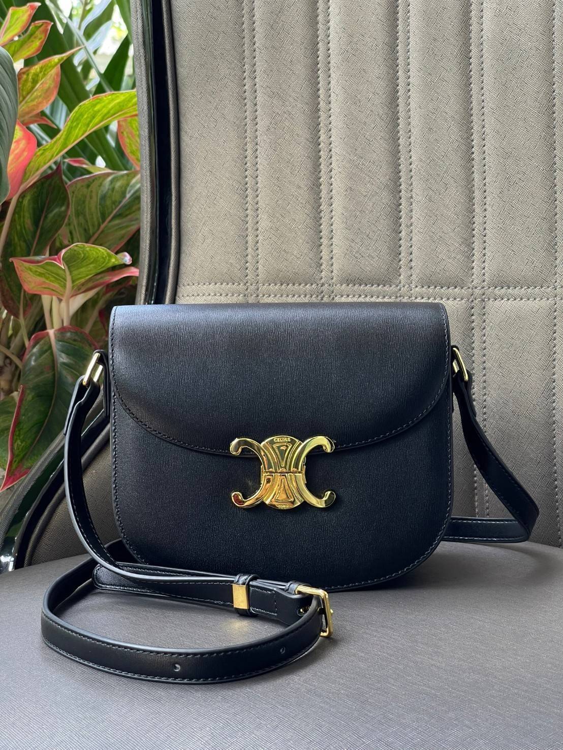 VIP 🥂 CELINE TEEN BESACE TRIOMPHE IN SHINY กระเป๋าสะพายคาดลำตัวรุ่นนี้นับว่าเป็นกระเป๋าอีกหนึ่งรุ่นในซีรีส์ Triomphe ที่ได้รับความนิยมอย่างมาก ด้วยรูปร่างทรงโค้งมนมีความคลาสสิกตามแบบฉบับของ Celine เพิ่มความหรูหราและโดดเด่นด้วยการตกแต่งด้วยโลโก้โลห