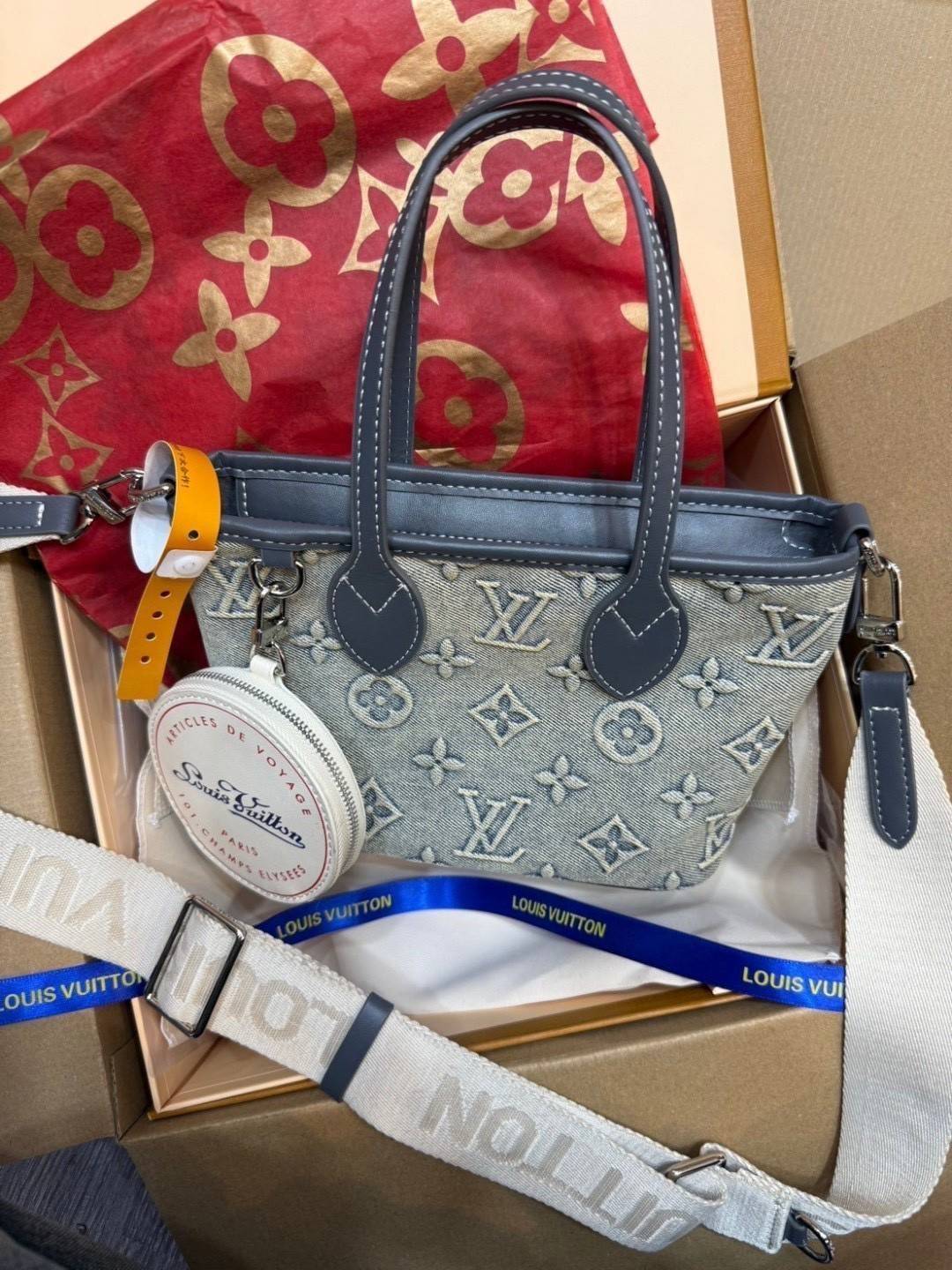 LV Neverfull Denim Mini Bag ดีไซน์ใหม่ล่าสุดก่อนใคร กระเป๋าทรงโท้ทมินิไซส์ ที่ไม่ได้เล็กตามชื่อ มาในรูปแบบ washed denim สวยคลาสสิค ดูแพงสุดๆ