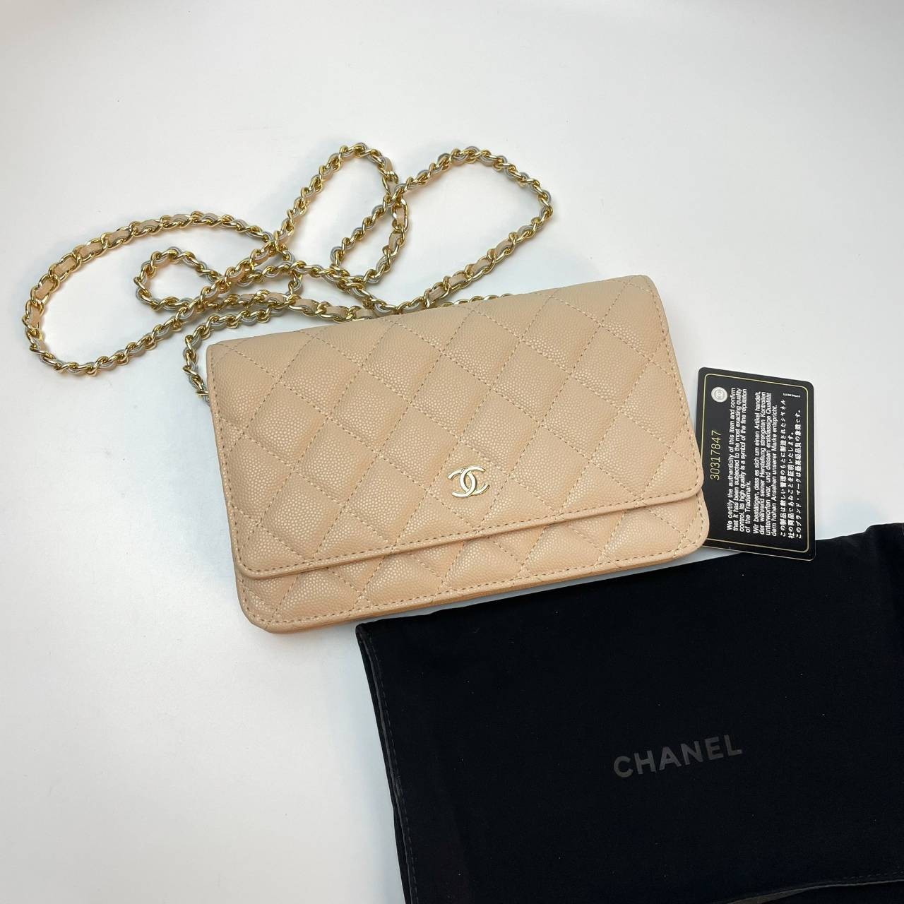 VIP 】หนังแท้ CHANEL WOC style โทนสีพาสเทล กระเป๋าสะพายทรงสวยตลอดกาล วัสดุหนังลายคาเวียร์ เนื้อนุ่ม อยู่ทรงคุณภาพดีตามแบบฉบับของแบรนด์ น้ำหนักเบา ด้านหน้ามีโลโก้แบรนด์อะไหล่หรู มีช่องใส่บัตร ใส่ของจุกจิก เปิดปิดด้วยฝาปิดกระดุม ซับในหนัง ตัวจริงสวยมากๆถูกใจ