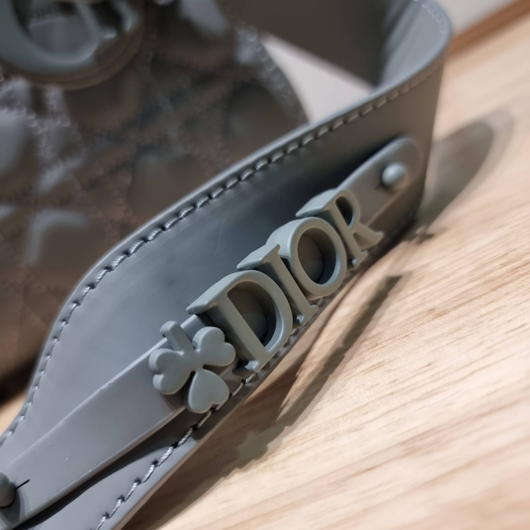 SMALL LADY DIOR MY ABCDIOR BAG Ultramatte Cannage Calfskin / CD LADY ULTRAMATTE BAG พร้อมส่ง กระเป๋าสะพายข้าง ดีไซน์เรียบง่าย แต่แฝงไปด้วยความหรูหรา ทรงกล่องคลาสสิค โดดเด่นด้วยพวงกุญแจอะไหล่สีเดียวกับตัวกระเป๋า ผิวแมทท์ ลายเส้นซ้อนทับสวยงาม