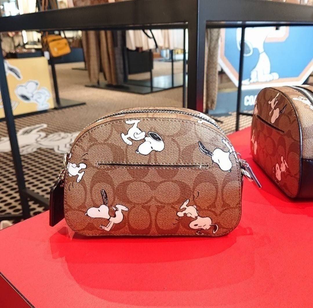 COACH C4590 COACH x PEANUTS MINI SERENA CROSSBODY IN SIGNATURE CANVAS WITH SNOOPY PRINT มาจ้าแม่ มาหนักๆอีกแล้ว กับคอลเลคชั่นที่ขายดี ขายหมด ไม่เคยพอจะขาย!! มินิเซเรนาคอลแลบกับสนูปพีแบบลงตัวที่สุด วัสดุหนังแคนวาสเคลือบลาย เปิด-ปิดด้วยซิป สะดวกใช้ ภายในเป็