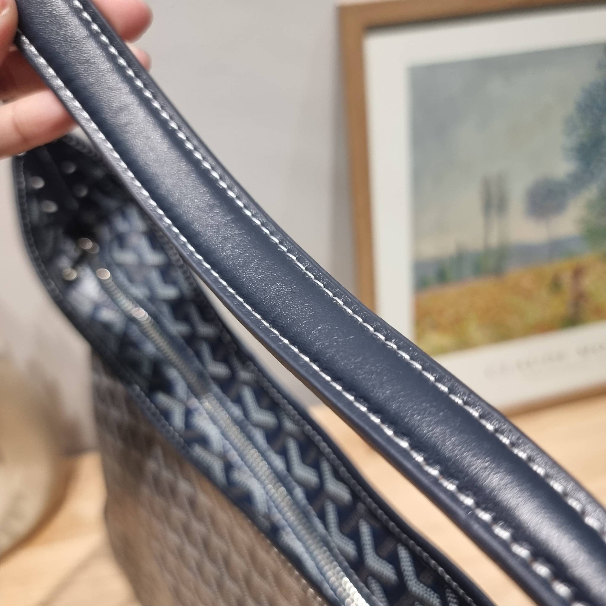 GOYARD BOHEME HOBO BAG / GOYARD HOBO กระเป๋าสะพายทรงโฮโบ ใบใหญ่จุใจ!! มาครบสีขายดี เลิศทุกสี รูปทรงคลาสสิค ดีไซน์เป็นเอกลักษณ์ วัสดุหนังแคนวาสพิมพ์ลายสวยคม ปากกระเป๋ามีซิปเปิด-ปิดกันของหล่นได้ ภายในโล่งกว้างมาก มาพร้อมสายคล้องในตัว ทนทาน สะพายสวยๆได้ทุกวั