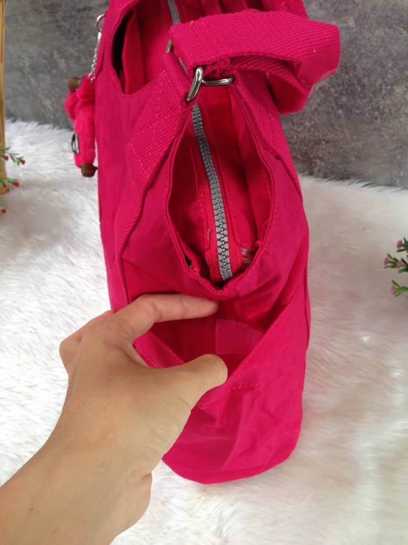 Kipling รุ่น Cicele กระเป๋าสะพายไหล่ใบใหญ่ สวยน่ารัก ตัวกระเป๋าด้านในเป็นช่องโล่งแบบปิดเปิดด้วยซิป มีช่องซิปด้านใน ด้านข้างกระเป๋า มี 2 ช่อง ปิดเปิด ด้วยเทป พร้อมที่ใส่โทรศัพท์ ปากกา และ MP 3 ในส่วนด้านใน และ ด้านข้างกระเป๋า ซ้าย-ขวา เป็นช่องขนาดเล็กสำหรั