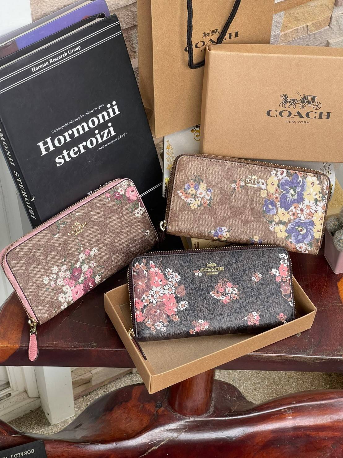 COACH ACCORDION ZIP WALLET IN SIGNATURE CANVAS กระเป๋าสตางค์ใบยาวนี้ที่เหมาะกับการใช้งานทุกรูปแบบ นอกจากเพิ่มความมั่นใจแล้ว ยังทำให้ชีวิตของเราง่ายขึ้นอีกด้วย โดยการเปิดปิดแบบซิปรอบ สามารถใส่ธนบัตร เหรียญ บัตรต่างๆได้หลายใบเลยทีเดียว ขนาดของกระเป๋าสามารถถ