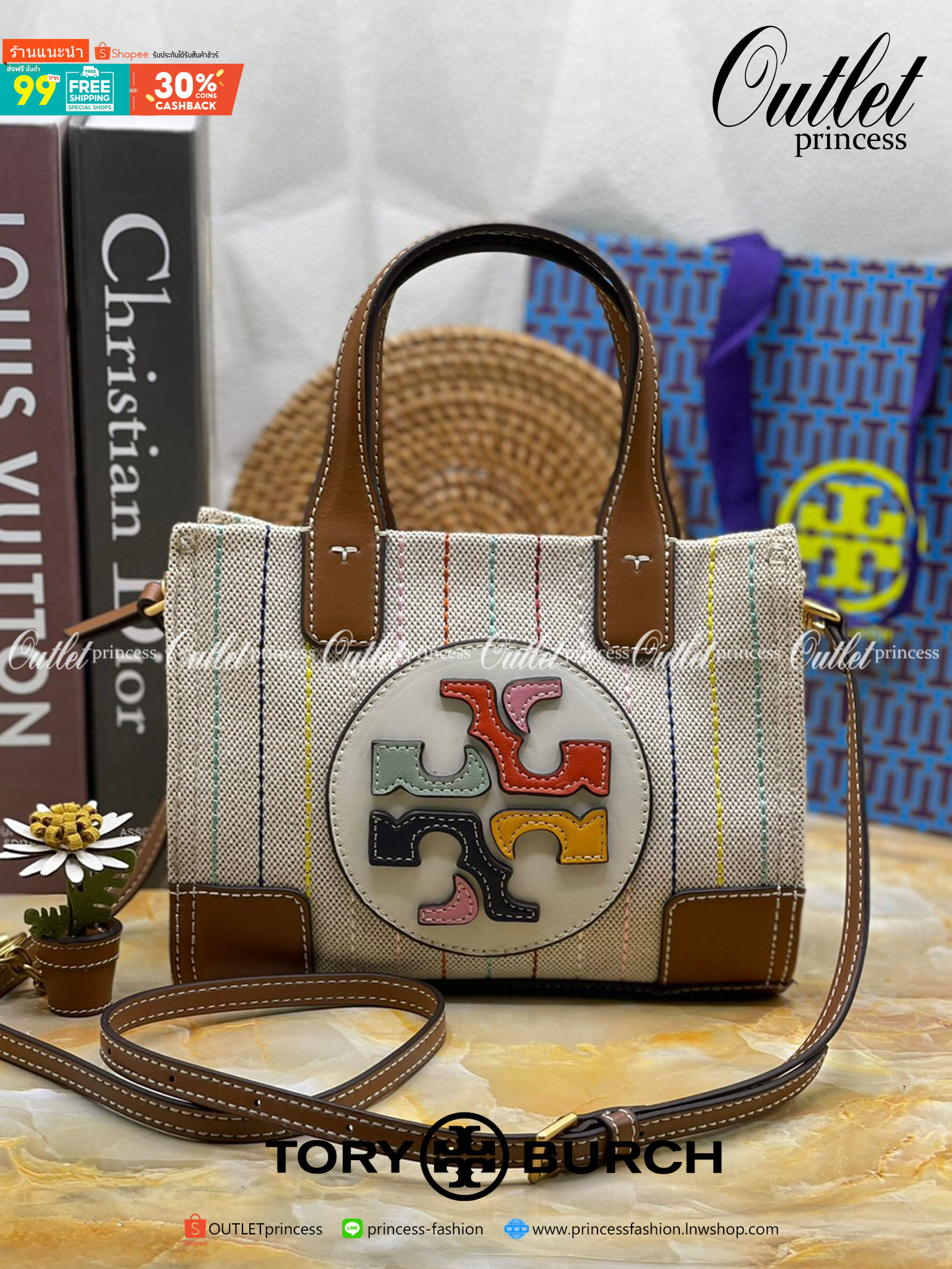 Tory burch ella multi stitch canvas micro tote กระเป๋าใบนี้บอกเลยว่าสไตล์เก๋และแปลกตาเลยทีเดียว กระเป๋าทรงสี่เหลี่ยมขนาดมินิ มีสายเล็กๆ สำหรับสะพายข้าง ลวดลายและสีสันบนกระเป๋ามีเอกลักษณ์ความเป็นวินเทจแบบทอรี่โดยเฉพาะ เป็นอีกหนึ่งแอ็กเซสเซอรี่ที่ทางแบรนด์ร