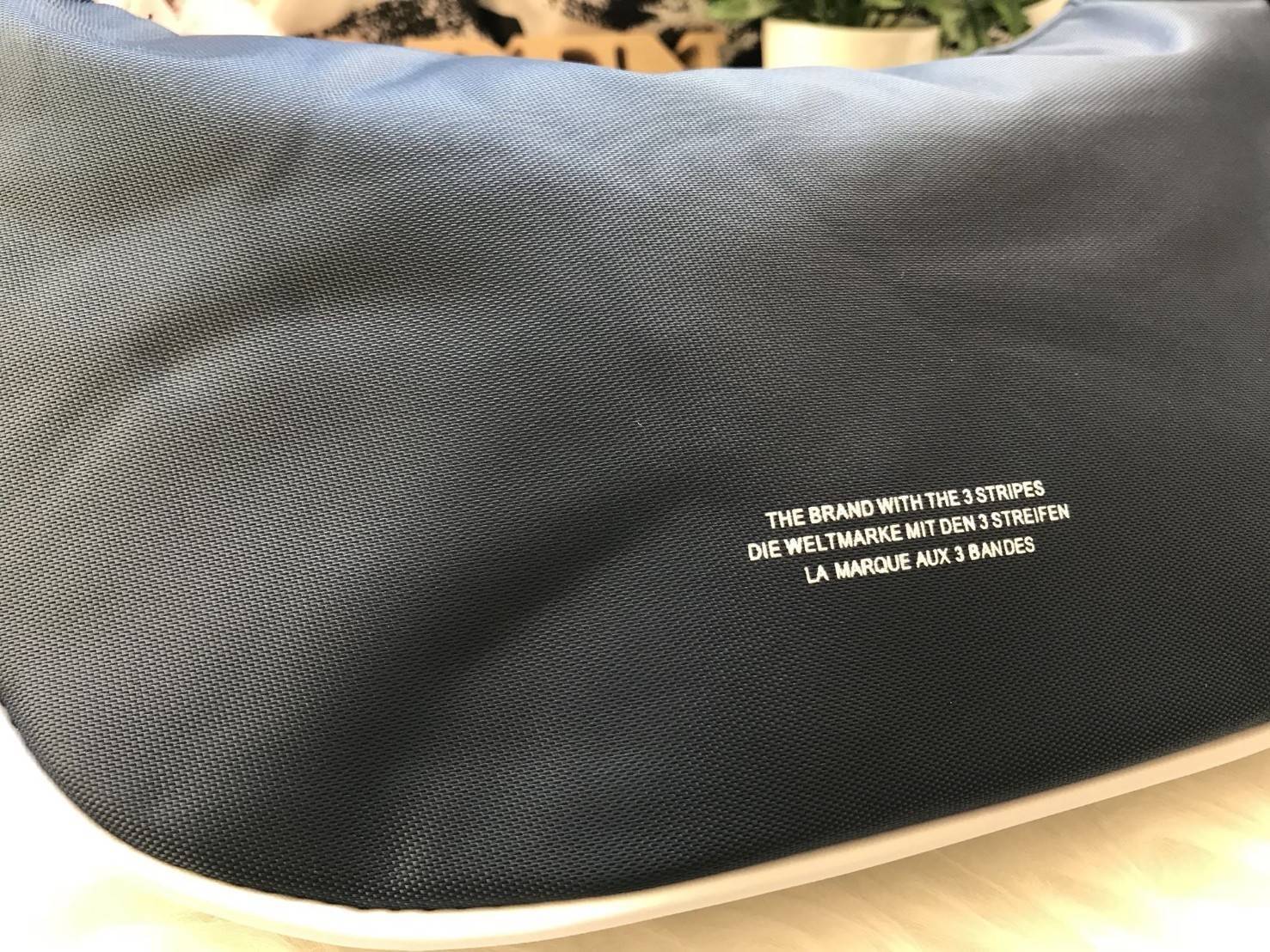 ADIDAS ORIGINALS ADICOLOR WAIST BAG ของมันต้องมี!! กระเป๋าคาดอก/คาดเอวสุดชิค ดีไซน์เรียบง่าย แต่สะพายแล้วเท่ คลาสสิคสุดๆ!! วัสดุ Nylon+Polyester กันน้ำได้ เปิด-ปิดฝากระเป๋าด้วยซิป หัวซิปปั๊มแบรนด์เป็น signature ภายในมีช่องโล่งกว้าง ใส่ของได้พอสมควร ใส่มือ