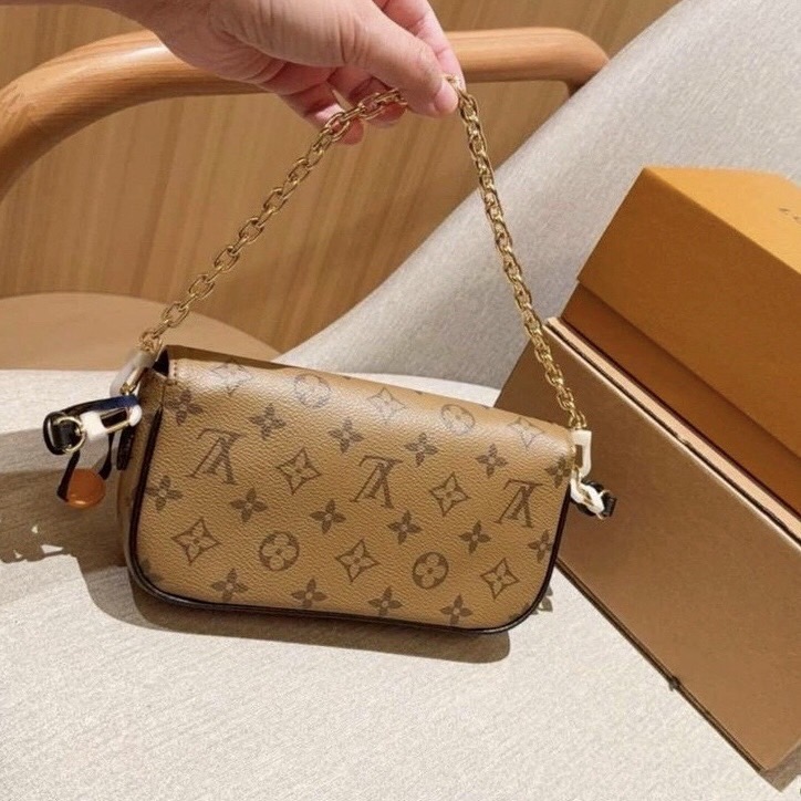 LV Ivy chain wallet กระเป๋าสะพายดีไซน์กึ่งกระเป๋าสตางค์ รุ่นยอดนิยม แต่งสายโซ่สีทองสวยหรู สุดคุ้มด้วยลูกเล่นที่หลากหลาย คล้องไหล่ สะพายข้าง คล้องแขน ได้หมด