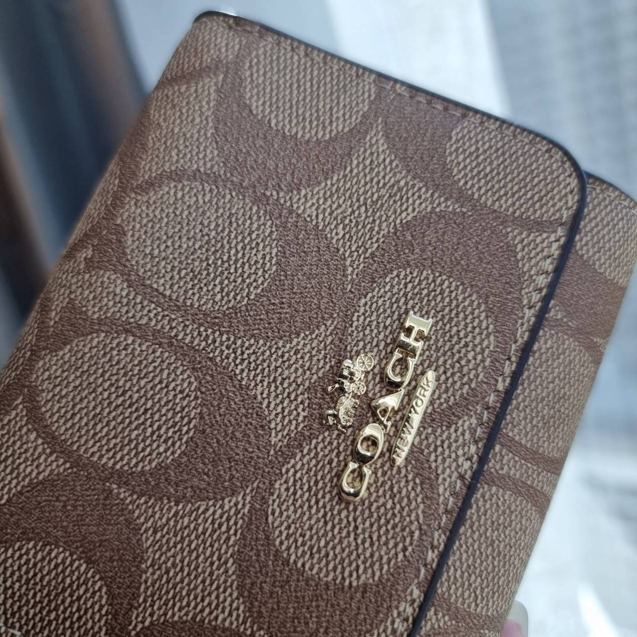 OUTLET 】COACH F41302 SMALL TRIFOLD WALLET IN SIGNATURE CANVAS สวยคลาสสิค พกพาง่าย ใบเล็กน่ารักน่าใช้ ต้องยกให้ใบนี้จ้า 💗💋 ตอบโจทย์คนชอบพกน้อยที่สุด!! กระเป๋าสตางค์ใบสั้นหนังแคนวาสเคลือบคุณภาพดี ภายในเป็นหนังแท้ ใส่บัตร ใส่ธนบัตรได้ทุกชนิด 