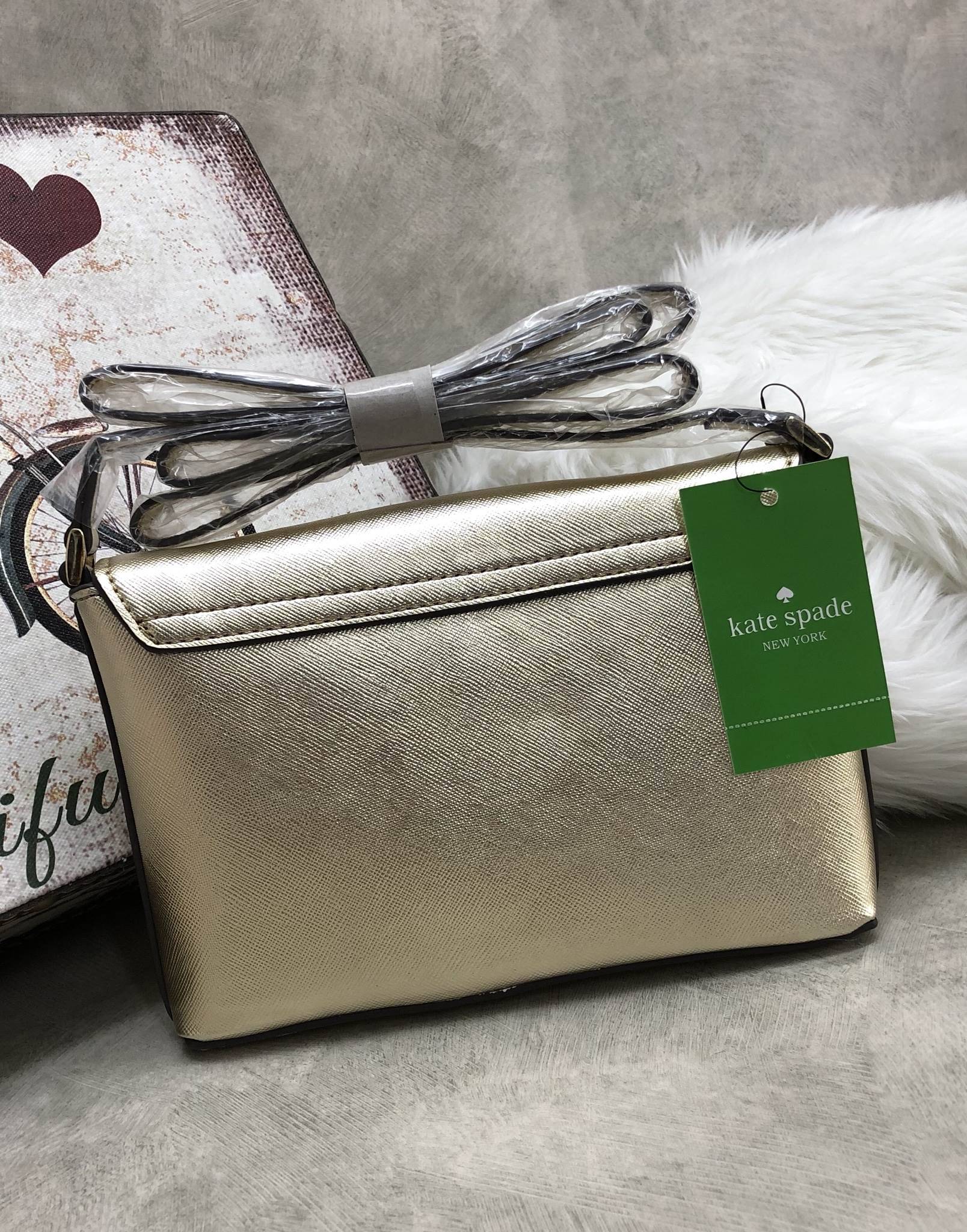 New in !!! รุ่นหายาก Kate spade new york crossbody bag พร้อมส่งค่ะ กระเป๋าสะพายข้างแบบครอสบอร์ดี้ วัสดุหนังซาฟเฟียโน่ ทรงเก๋ เปิดปิดกระเป๋าแบบตัวล็อคอะไหล่แบรนด์ทองหรูมากๆ ด้านในโล่ง ใส่มือถือ i6,6splus,7,7plus,8,plus,iX,สมุดธนาคาร บอกเลยได้เยอะจ้าา มีช่อ