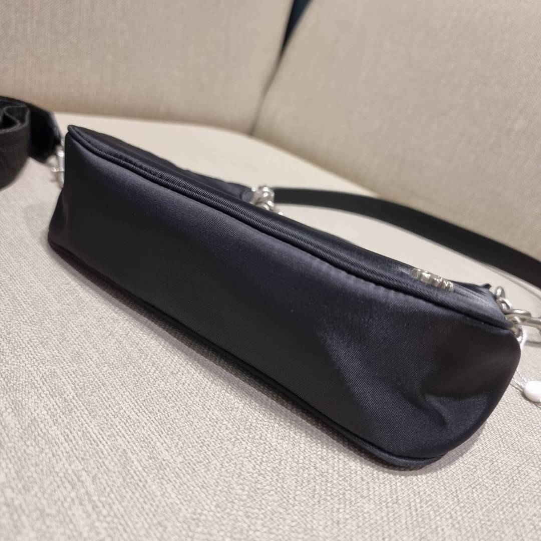 TORY BURCH MERCER NYLON SMALL SHOULDER BAG ใหม่ก่อนใคร!! กับคอลหวานๆ สดใสๆ กระเป๋าสะพายทรงโฮโบ ขนาดกะทัดรัด ฟังก์ชั่นการใช้งานจัดแบบเต็มที่ ด้วยสายสะพายถึง 3 เส้น สายโซ่คล้องแขน สายหนังแบบสั้นคล้องไหล่ และสายสปอร์ตเส้นใหญ่ ดูดี!! คุ่มแค่ไหนคิดดู!! วัสดุผ้