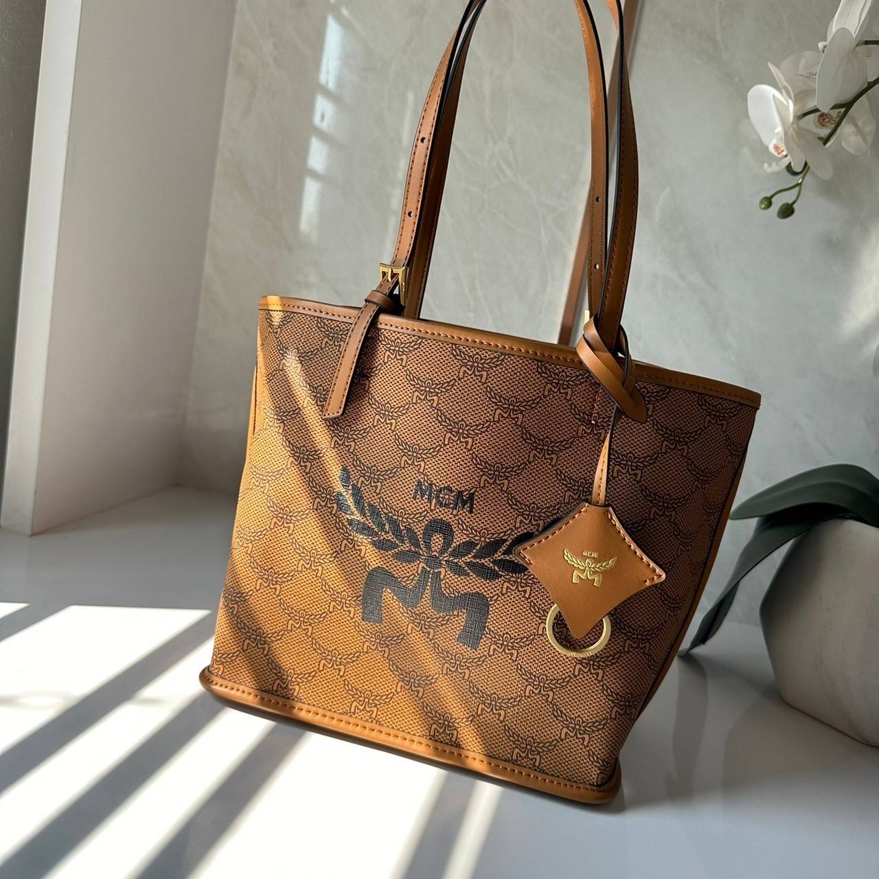 M.C.M MINI HIMMEL SHOPPER IN LAURETOS กระเป๋าทรงช้อปปิ้ง เรียบหรู เกรดออริ สลับแท้ 1:1 ใช้งานต่างประเทศได้