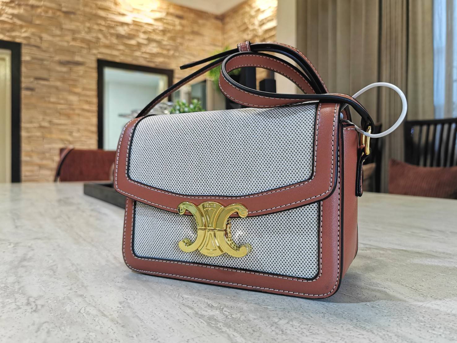 CELINE TRIOMPHE CROSSBODY BAG VIP GIFT WITH PURCHASE-GWP พรีเมี่ยมกิ๊ฟ Limited Edition จาก CELINE PERFUME DUTY FREE COUNTER วัสดุ TRIOMPHE CANVAS & LEATHER ทรงเหลี่ยมหนังสวยหรูอยู่ทรงเปิดปิดด้วยฝาปิดโลโก้แบรนด์อะไหล่ทอง