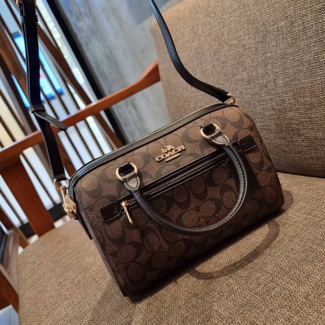 COACH F83607 ROWAN SATCHEL IN SIGNATURE CANVAS กระเป๋าทรงหมอนยอดฮิต คลาสสิคใช้งานได้ไม่มีเบื่อ มาครบสีขายดี ด้วยรูปทรงสวยงาม และใช้งานได้อย่างกระฉับกระเฉง วัสดุหนังแคนวาสเคลือบลาย ทนทาน ภายในโล่งกว้าง มีช่องซิปและแบ่งสัดส่วนได้ลงตัว บอกเลยว่าสาวๆพลาดไม่ได