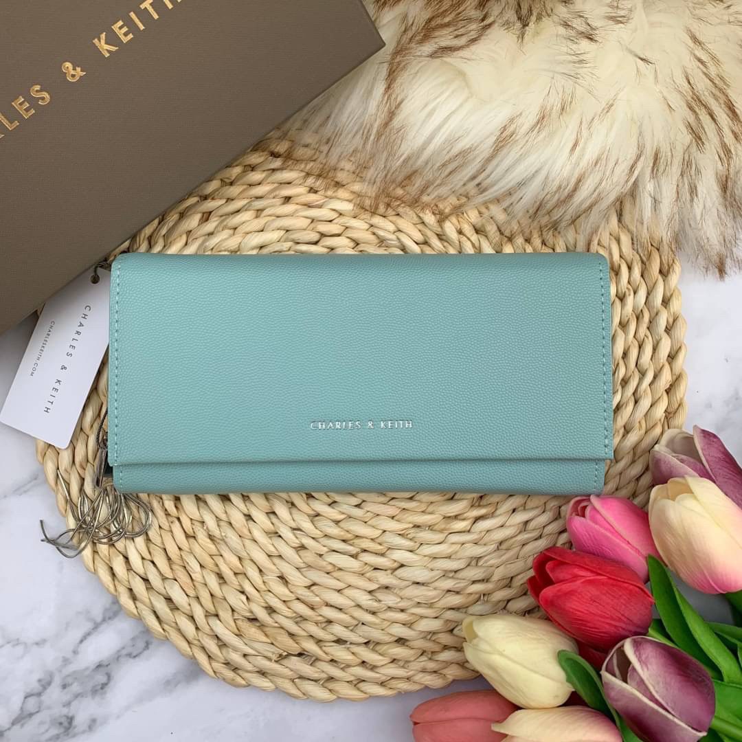 ของแท้ 💯% CHARLES & KEITH METAL TASSEL CLASSIC LONG WALLET กระเป๋าเงินใบยาวรุ่นพู่ยอดฮิต!! หนังพิมพ์ลายคาร์เวียร์ใช้ทน ด้านหลังมีช่องใส่บัตร/แบงค์ได้