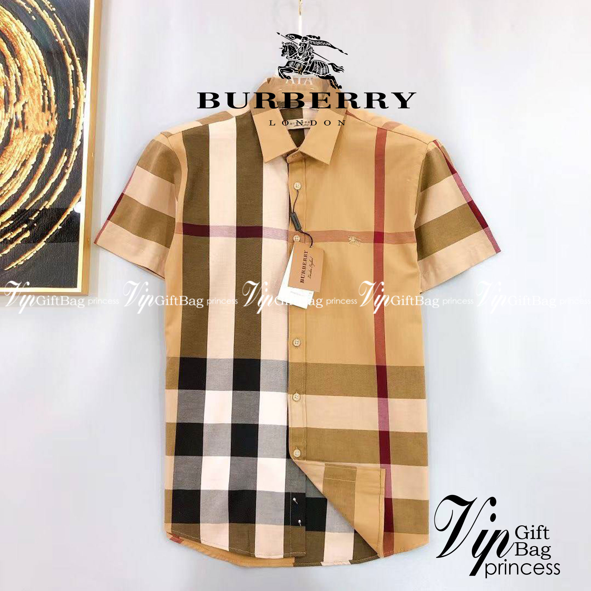 BURBERRY SHIRT / BURBERRY SHORT SLEEVE VINTAGE CHECK SHIRT เสื้อเชิ้ตแขนสั้นแบรนด์เบอเบอรี่ ลายสก็อตสุด classic เรียบหรู ดูดี ภูมิฐานมากๆค่ะ สินค้านำเข้าคุณภาพเทียบแท้ งานสวยเทพ เนื้อผ้าอย่างดี เป๊ะมาก รับประกันความพอใจเลยนะคะ ใส่เป็นเชิ้ตติดกระดุมเนี๊ยบๆ