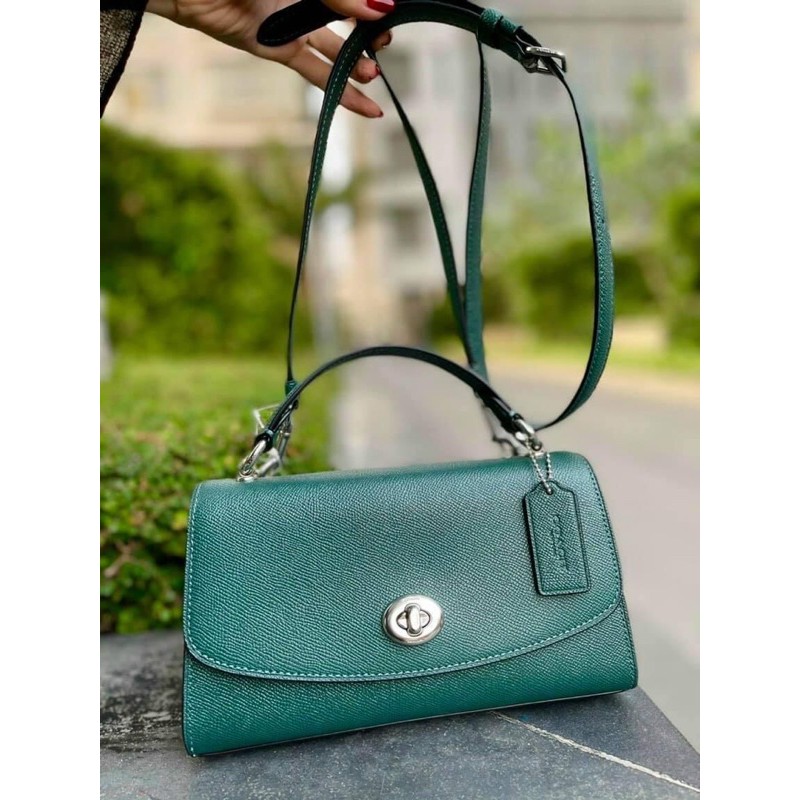 COACH TILLY SATCHEL 23 ((C1802//C1439/C1435)) พร้อมส่งที่ไทยทันทีค่ะ! กระเป๋าสะพายครอสบอดี้ร์หรือหิ้วก็เก๋ไปอีกค่ะ หนังแท้สวยงาม เปิดปิดกระเป๋าแบบหมุนล็อค ภายในมี2ช่องหลัก ใส่กระเป๋าเงินใบกลางได้;มือถือได้ทุกรุ่น;ของจำเป็นสาวๆได้ครบค่ะ;มีช่องซิปกลางและช่อ