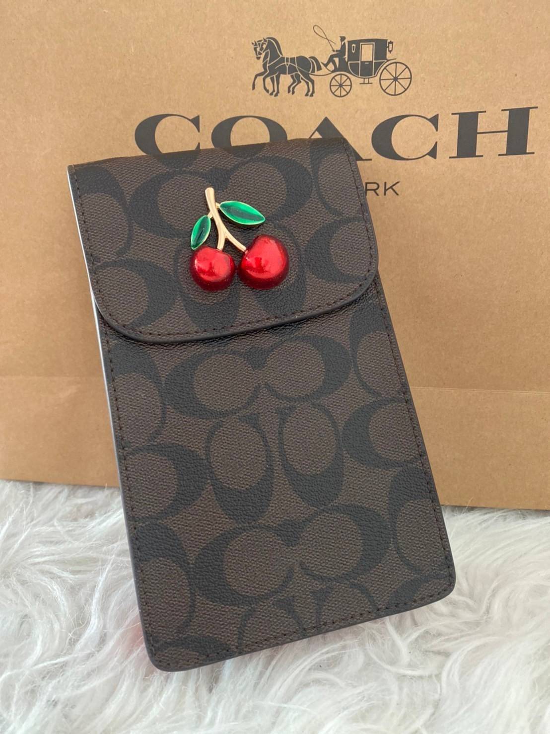 COACH NORTH/SOUTH CROSSBODY IN SIGNATURE CANVAS แจกความสดใสกันอีกครั้ง!! กับกระเป๋าสะพายเอนกประสงค์ Case phone ใส่โทรศัพท์มือถือได้ทุกรุ่น ดีไซน์ลายผลไม้ฉ่ำๆ สวยมีเสน่ห์ 💖 วัสดุหนังแคนวาสคุณภาพ ฝาและภายในเป็นหนังแท้ เปิด-ปิดด้วยกระดุม สายสะพายยาวป