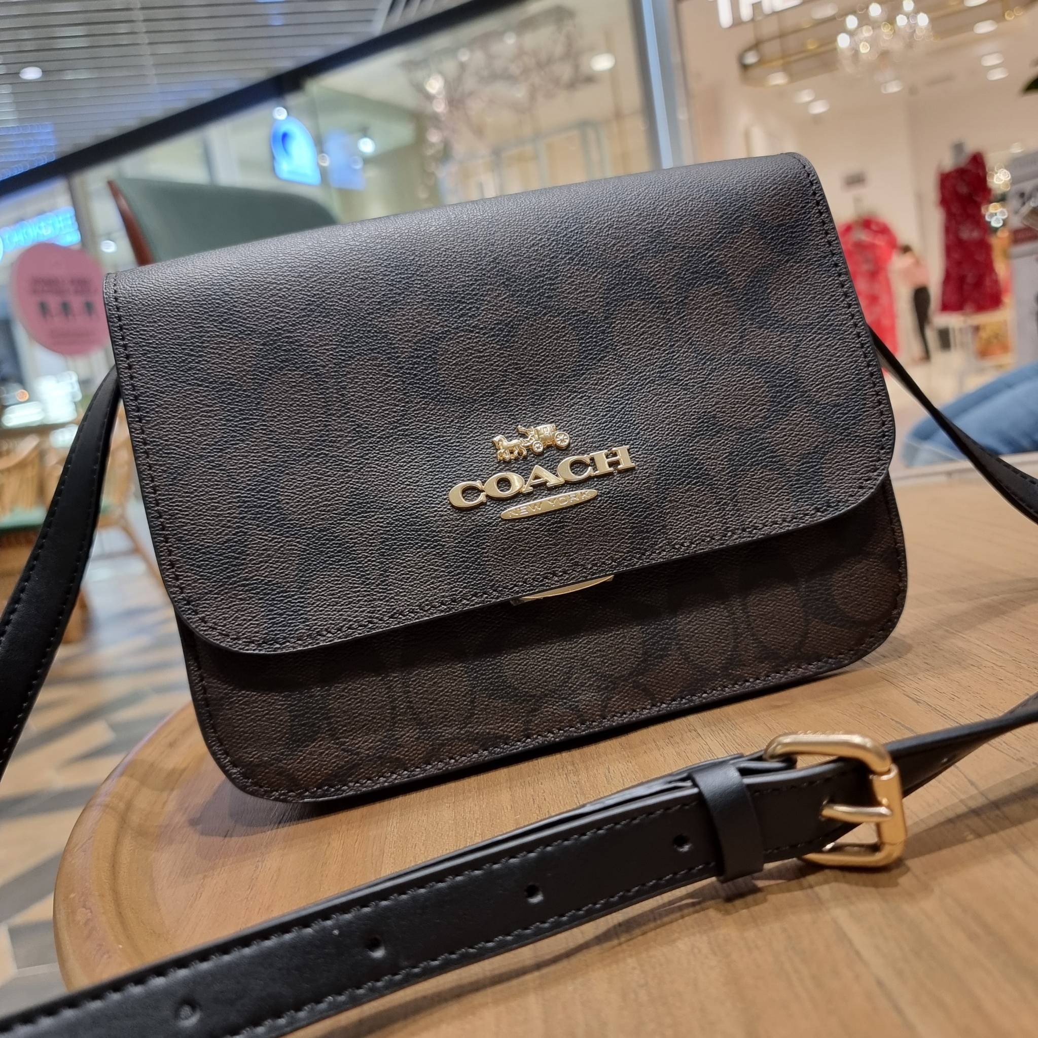 COACH C5633 BRYNN FLAP CROSSBODY IN SIGNATURE CANVAS แซ่บที่สุด ใหม่ที่สุด!! คอลเลคชั่นใหม่!! มองยังไงก็หลงรักละสายตาไม่ไหว กระเป๋าสะพายข้างลุคไฮน์ ที่ดีไซน์ออกมาได้ปัง และดูแพงมากๆ ด้วยดีเทลคลาสสิค รูปทรงใช้งานง่าย เรียบๆแต่มีดีเทล วัสดุหนังแคนวาสสลับหนั