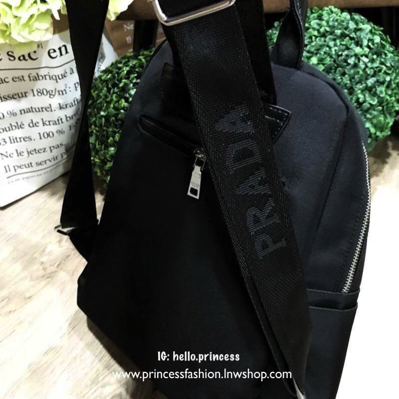 PRADA NYLON BACKPACK กระเป๋าสะพายเป้ Limited edition VIP Gift With Purchase (GWP) จากเคาน์เตอร์แบรนด์วัสดุ Nylon&Polyester เนื้อหนาคุณภาพดีตามแบบฉบับแบรนด์ ด้านหน้าประดับโลโก้แบรนด์ เปิดปิดด้วยซิปสะดวกใช้ หูจับแข็งแรง สายสะพายหลังลายแบรนด์เลื่อนปรับได้ ด้