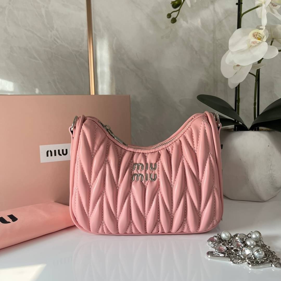 MIU MIU matelasse nappa leather shoulder bag กระเป๋าสะพายข้าง สายสะพายประดับไข่มุกและคริสตัล ให้ความละมุม ลุคคุณหนูน่ารักสุดๆคะ