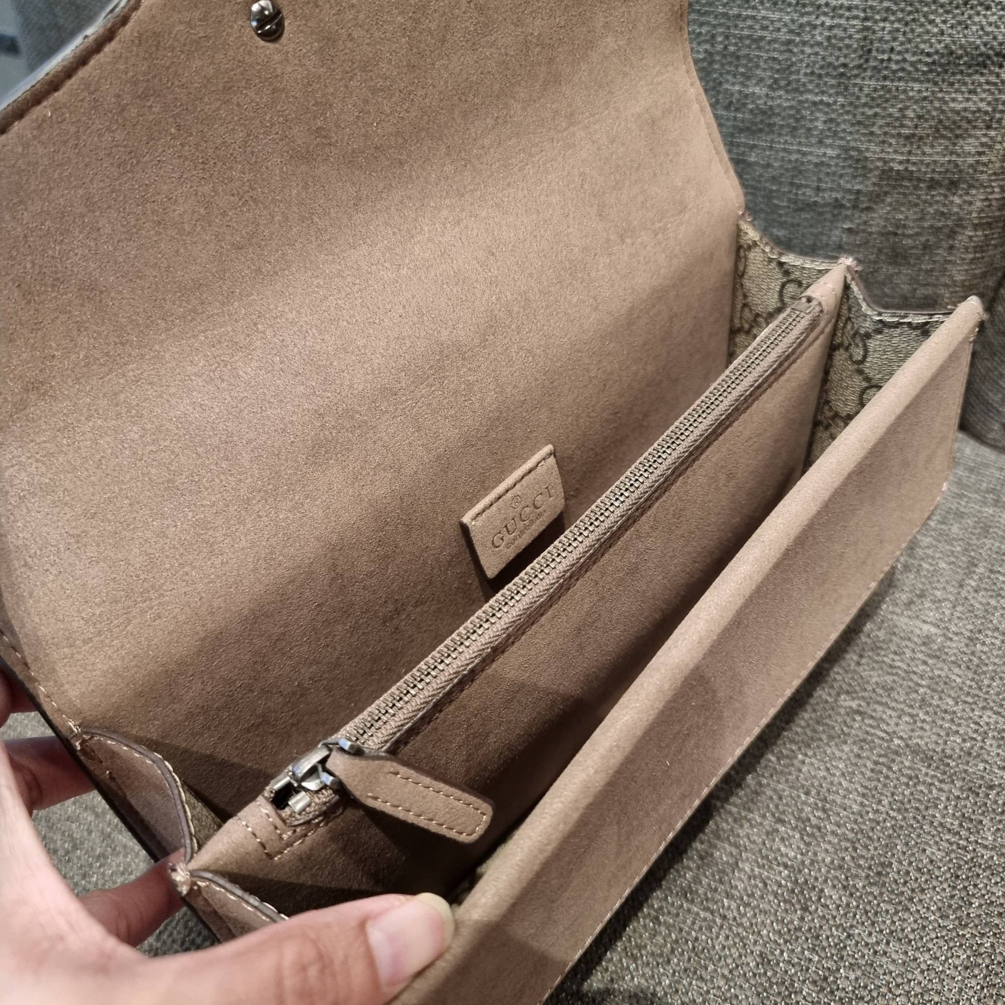 Gucci Small Dionysus GG Shoulder Bag ฮอตสุดไม่มีใครเกิน สวยจริงไม่ทิพย์!! GC CROSSBODY BAG WITH GWP สุดคุ้มจาก duty free กับกระเป๋าสะพายรุ่นที่สาวๆต้องไม่พลาด!! ดึงดูดและสะกดสายตาด้วยอะไหล่ดีเทลหรูรูปหัวสิงโต วัสดุหนังแคนวาส ทนทาน ดูแลรักษาง่าย เปิด-ปิดด้