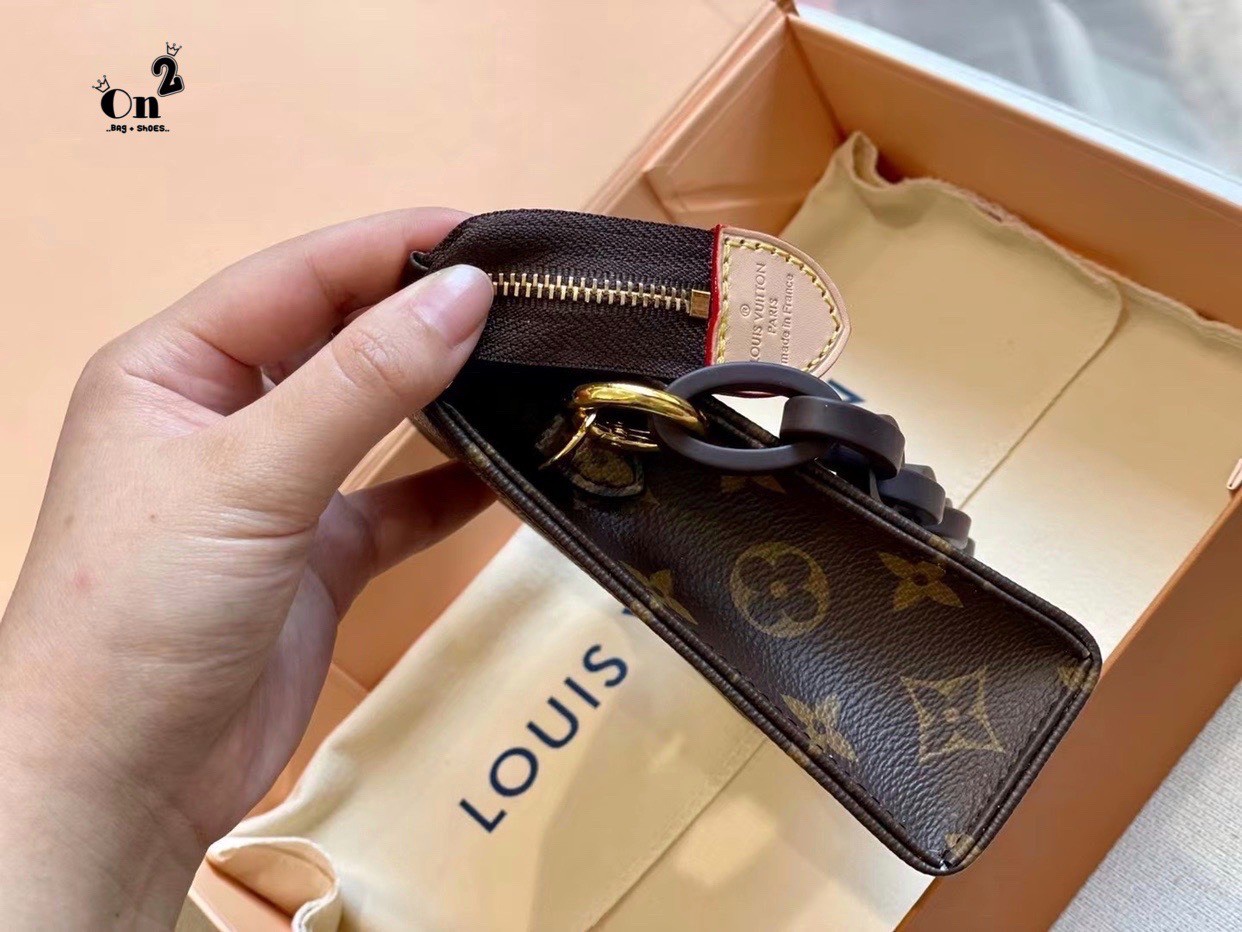 LV Toiletry 26 with strap / LV Toiletry Pouch 26 in Monogram Reverse Canvas with Wide Shoulder Strap Replica ต๊าซมากแม่ ลุคนี้ความเท่ ความปังได้หมด มาใหม่ลายโมโนแกรม งานซิปมา2 สาย งานสวยเป๊ะมาก ได้หญิงสะพายได้ ผู้ชายสะพายดี ใครหาอยู่ห้ามพลาดน้า งานอะไหล่ป