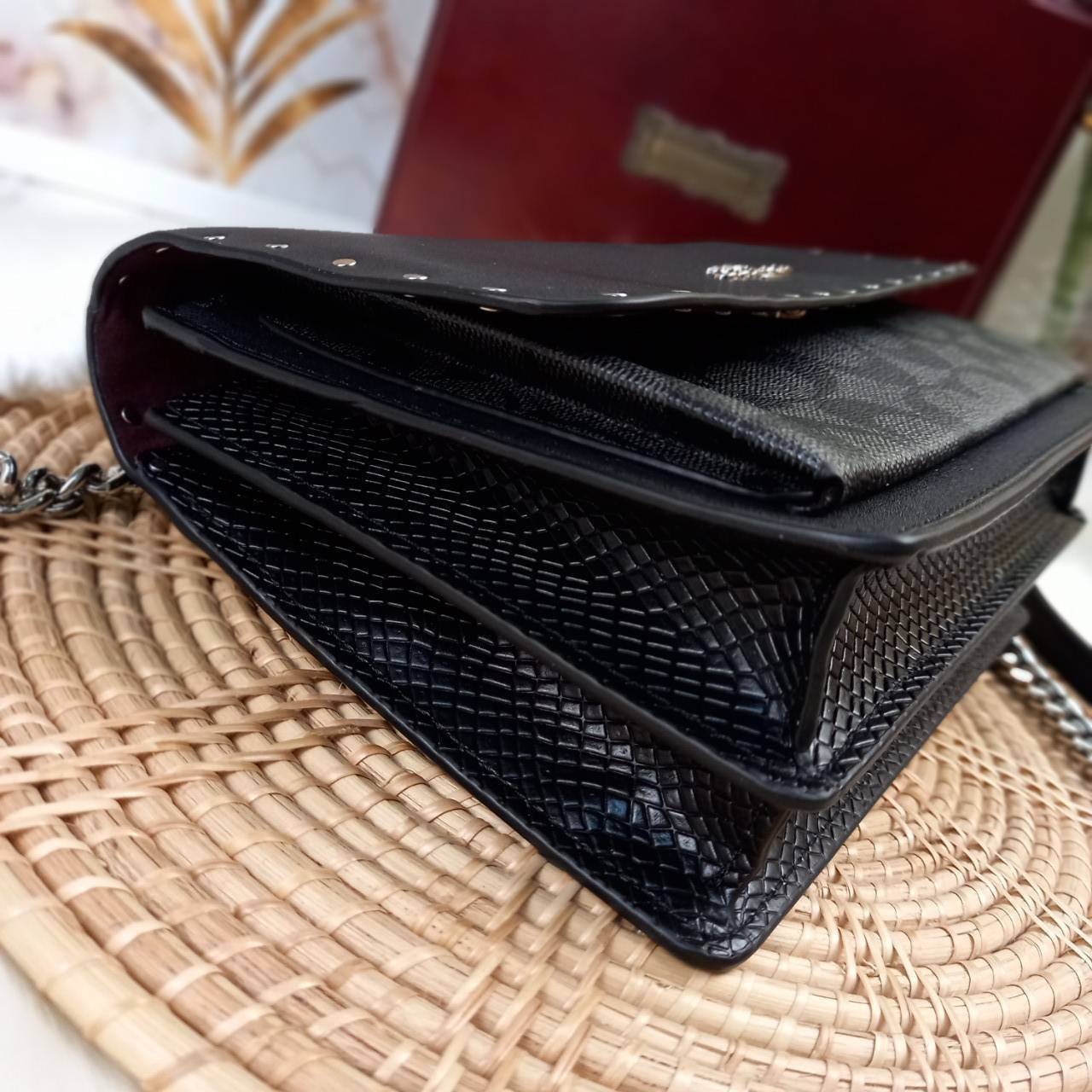 COACH KLARE CROSSBODY IN SIGNATURE CANVAS WITH RIVETS (90400) กระเป๋าถือ กระเป๋าสะพาย รูปทรงสวยงามสุดคลาสสิค แมทท์ง่ายเข้าได้กับทุกลุค แอบกระซิบดังๆนิดนึงว่า! ใบจริงสวยม๊ากก!!// วัสดุแคนวาส ผสมหนังแท้ อยู่ทรง รูปทรงสวยม๊ากก!// ด้านในแบ่งช่องให้ถึง 4 ช่อง 