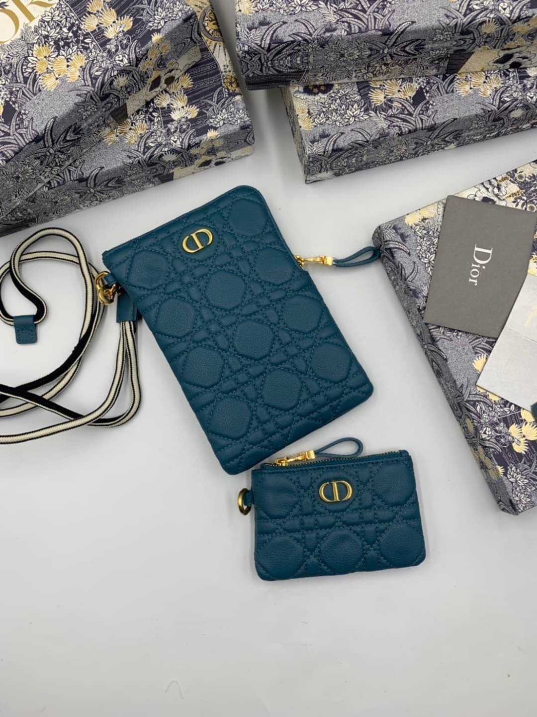 VIP 】CHRISTIAN DIOR PHONE BAG 2 in 1 DOUBLE BAG กระเป๋าเซ็ท 2 ใบ มีสายสะพายข้าง ถอดออกใช้งานได้ ถือว่าคุ้มมากๆเลยค่ะ สามารถใช้งานแยกกันได้ ใส่สายสะพายหรือ ถือได้ วัสดุหนังแท้ สวยงามนุ่มฟู น่ารักมากๆ เลยน้าาา