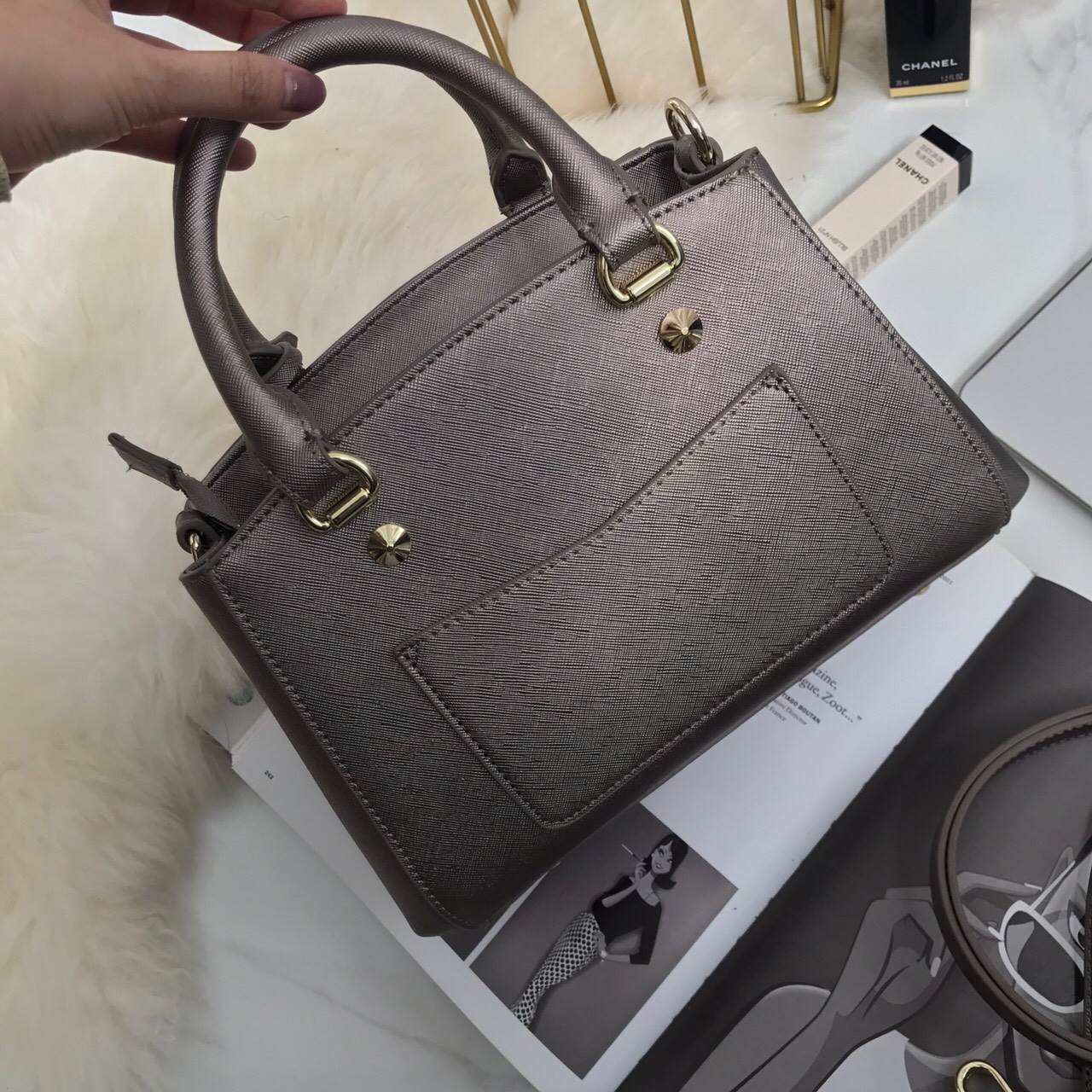 รุ่นขายดีที่สุด 👍 จากแบรนด์ KEEP รุ่น Elegance รอบนี้เข้ามา 2 size ให้เลือกเลยค่า **จุดเด่นที่ >หนังคุณภาพ ลายหนัง saffiano > ถือสะพายเข้าง่ายกับทุกชุด >ทรงสวยมากคะ ขนากกระเป๋ากำลังดีคะ ใส่ กปต ยาว มือถือได้ทุกรุ่น > มีช่องย่อยแบ่งเก็บ