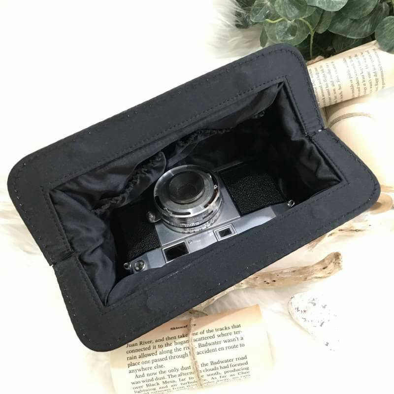 PRADA CANDY COSMETIC BAG GIFT WITH PURCHASE (GWP) จากเคาน์เตอร์ต่างประเทศรุ่น Limited Satin Material ทรง cluth ขนาดกำลังน่ารัก ด้านหน้ามีโลโก้ brand เปิดปิดด้วยแถบเเม่เหล็กซ่อนที่ปากกระเป๋า ซับใน Polyester มีช่องแบ่งสามารถใส่เครื่องสำอางค์ เครื่องเขียน เค