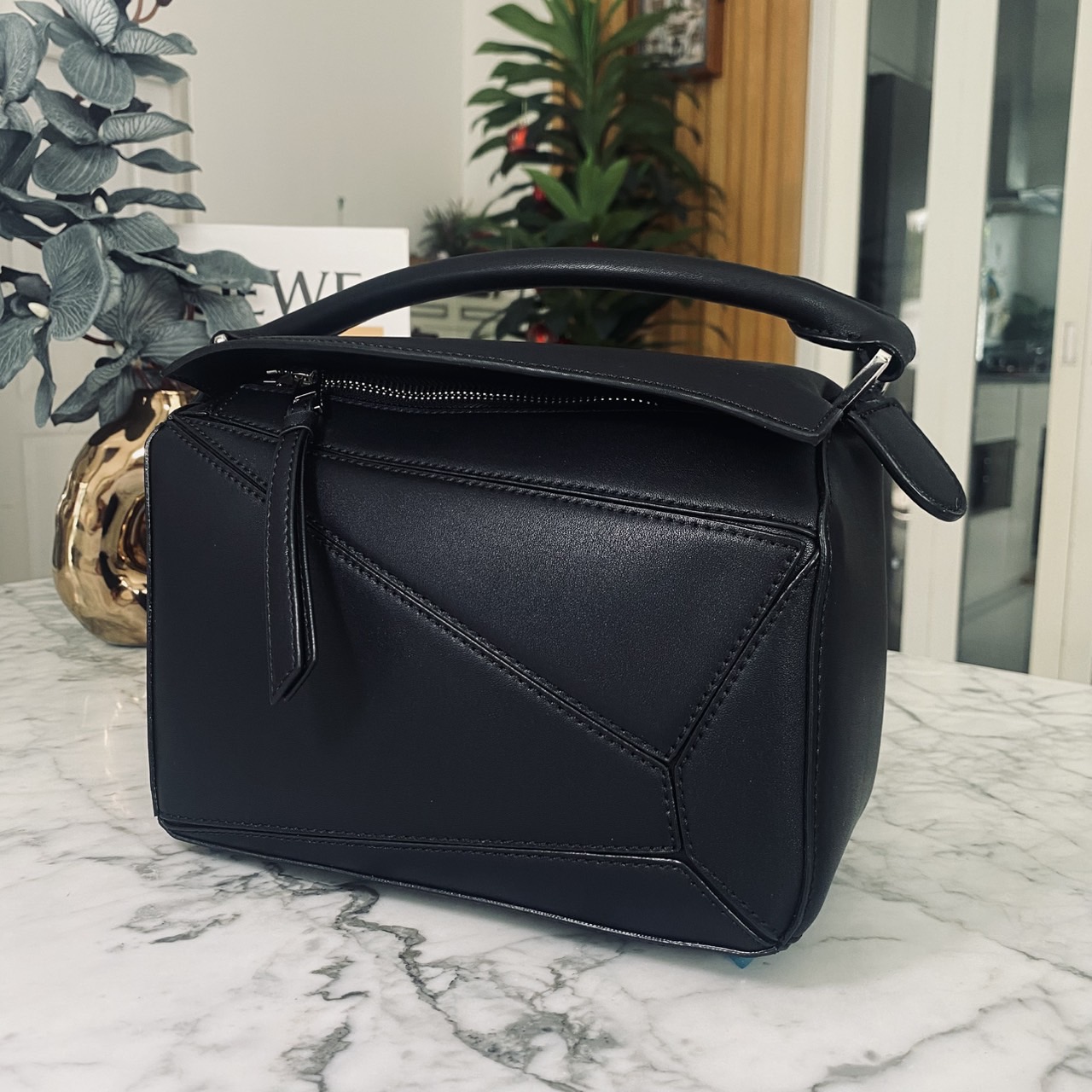 LOEWE Puzzle bag in smooth leather กระเป๋าสะพายทรงกล่องเรียบแต่หรูคูลและเท่ห์ สุดยอดแบรนด์ที่ดีไซน์เป็นเอกลักษณ์ โดดเด่น สไตล์พัซเซิล ใช้ได้ทั้งชายหญิง