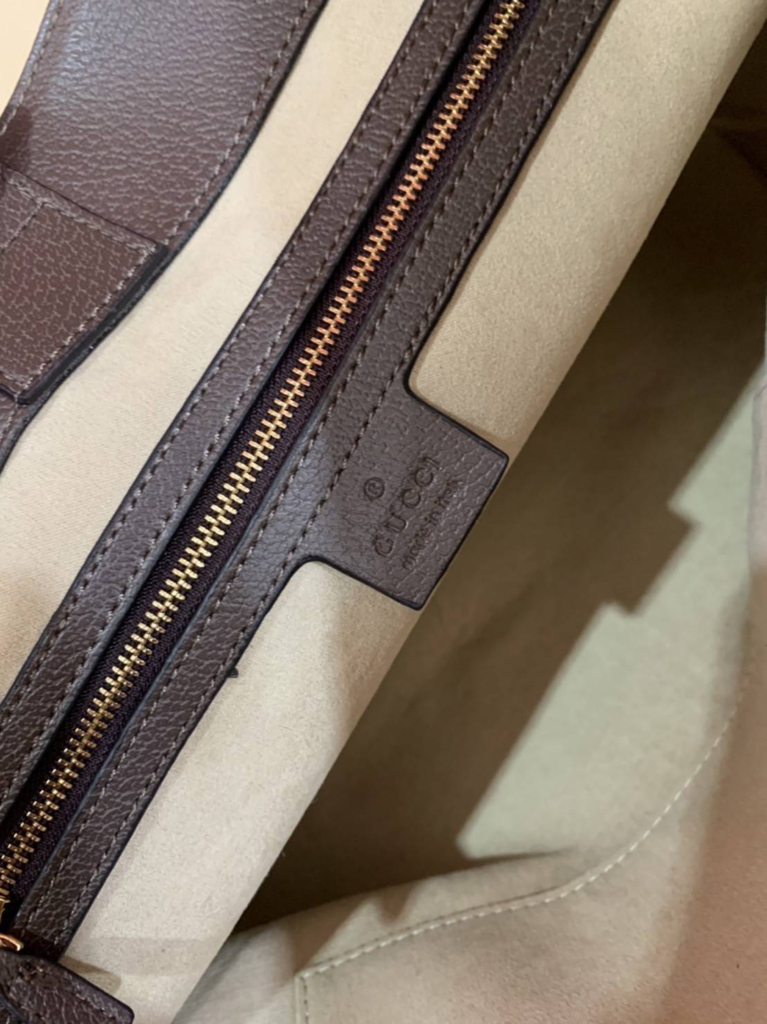 Gucci x Balenciaga The Hacker Project Graffiti Tote กระเป๋าช้อปปิ้งทรงโท้ท โดดเด่นด้วยลวดลายเพ้นท์กราฟฟิตี้ ใบใหญ่ จุสัมภาระได้อย่างจุใจ