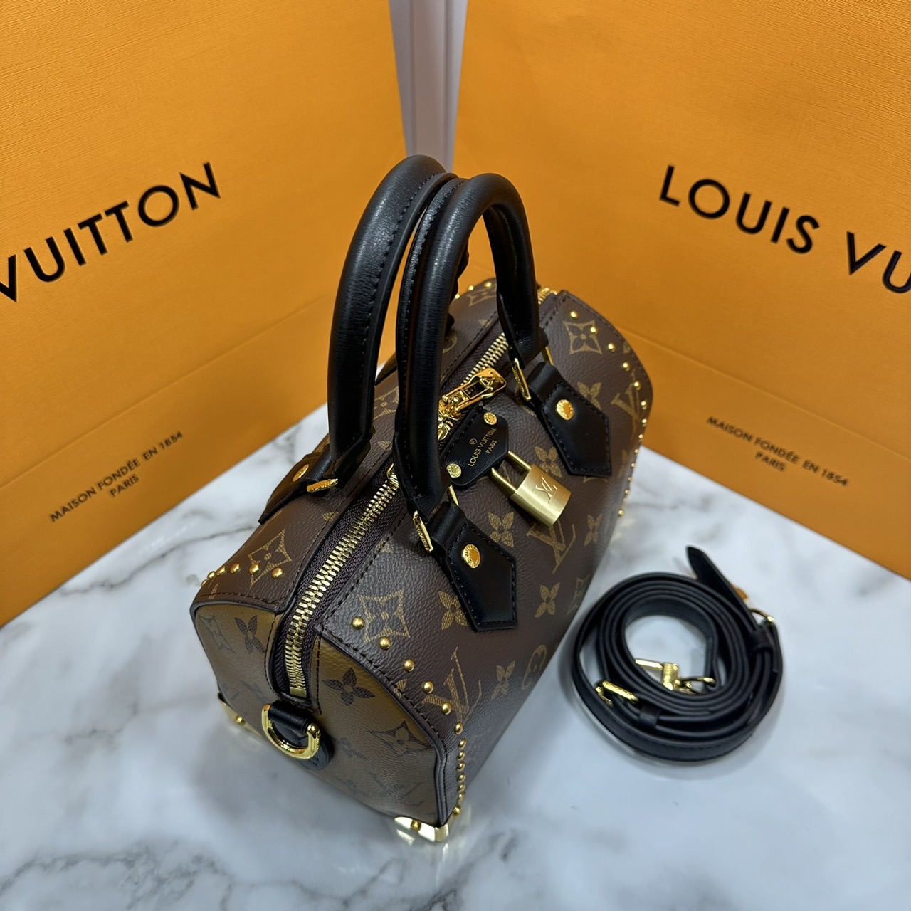 LV Petite Malle Souple Bag / LV Speedy Monogram Bag กระเป๋าสะพายทรงสปีดี้คลาสสิค สวยหรูจากดีเทลเก็บมุมด้วยหมุด เกรดออริ เทียบแท้ 1:1 ใช้งานต่างประเทศได้