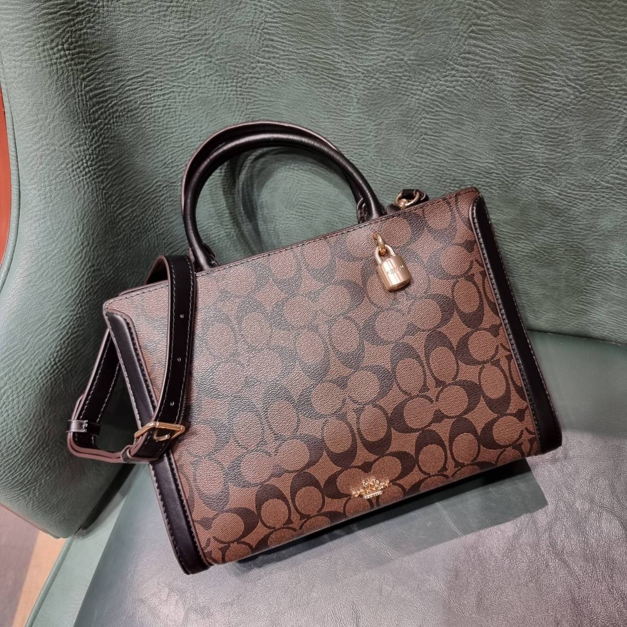 COACH ZOE CARRYALL IN SIGNATURE CANVAS เดอะเบสท์แห่งปี ต้องยกให้พี่คนสวยใบนี้เลย!! รุ่นที่สาวๆตามหา หายากอีกหนึ่ง กระเป๋าถือ/สะพายทรงสวย คลาสสิค ใบใหญ่จุคุ้ม มีดีเทลน่ารักๆที่แม่กุญแจ สามารถล็อคหัวซิปได้ กุญแจซ่อนในพวงหนังห้อยก็น่ารักไปอีก ภายในโล่งกว้าง 