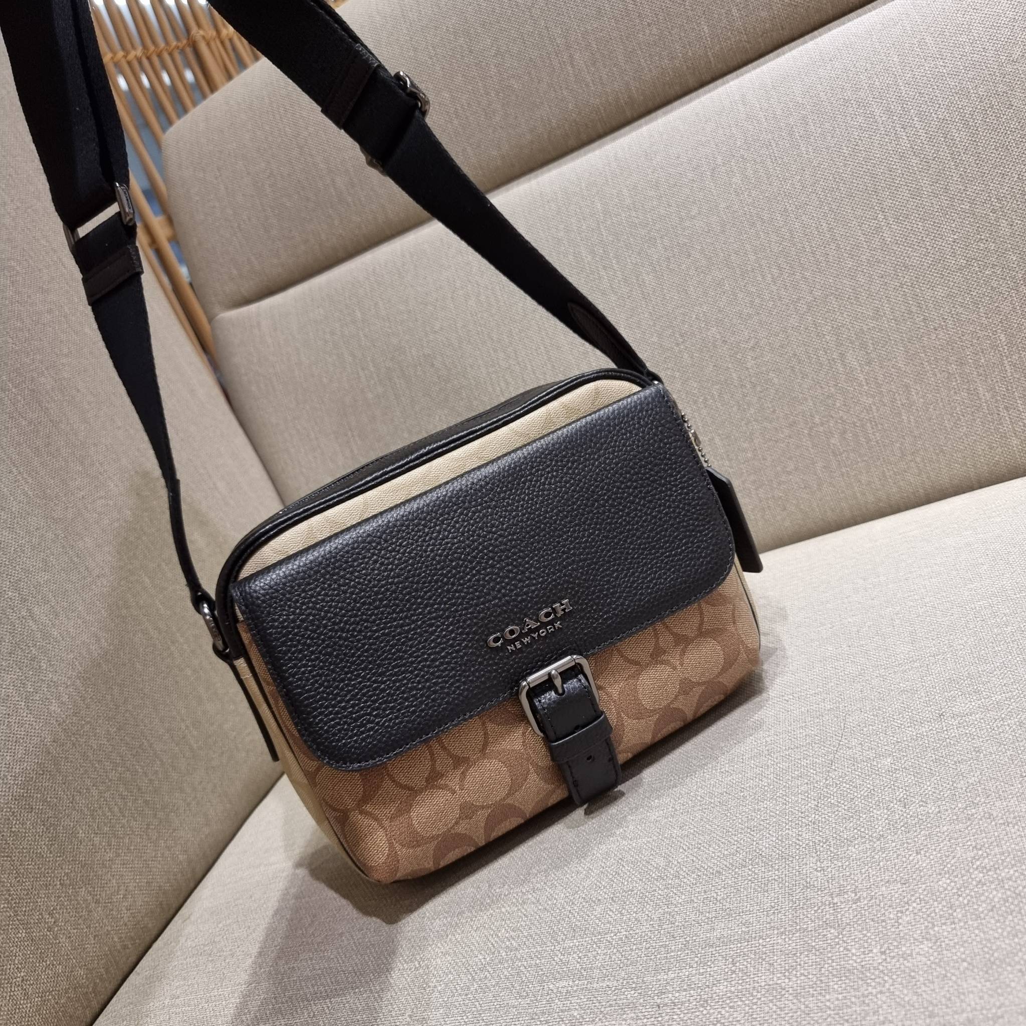 COACH C6080 HUDSON CROSSBODY IN BLOCKED SIGNATURE CANVAS ยกความคูลมาให้หนุ่มๆถึงที่!! ไอเท็มเด็ดหายาก กระเป๋าสะพายข้างดีไซน์ตัดสี เท่ไม่ซ้ำ วัสดุหนังแคนวาสสลับหนัง pepble ทนทาน ใช้งานง่าย ด้วยฝาปิดแบบกระดุมแม่เหล็กด้านหน้า และซิปที่ช่องหลัก ใช้ของได้เลยแบ