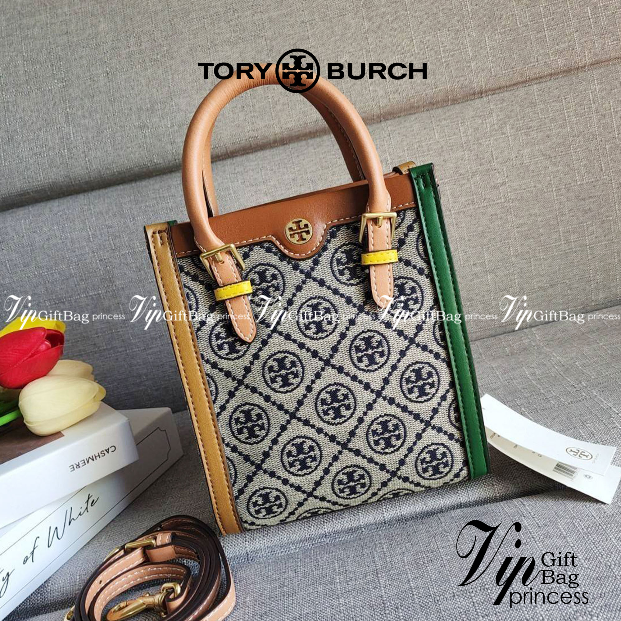 TORY BURCH T MONOGRAM COLORBlOCK JACQUARD MINI TOTE คอลเลคชั่นใหม่ล่าสุด ครอบครองก่อนใคร ไอเท็มยุคนี้รุ่นที่ควรมีติดตู้คะสาวๆ วัสดุ jacquard สลับหนังแท้ หูจับ มาพร้อมสายสะพายข้างหนังแท้ ปรับระดับได้ สายสามารถถอดออกได้ ภายในเป็นช่องโล่ง ใส่มือถือได้ กระเป๋