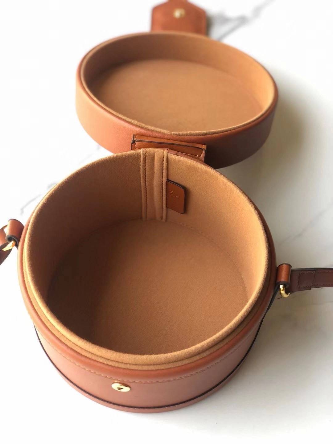 CELINE MEDIUM TAMBOUR IN SMOOTH CALFSKIN BAG กระเป๋าทรงกลมสวยหรูอยู่ทรงเปิดปิดด้วยฝาปิดกระดุมโลโก้แบรนด์ ภายในโล่ง