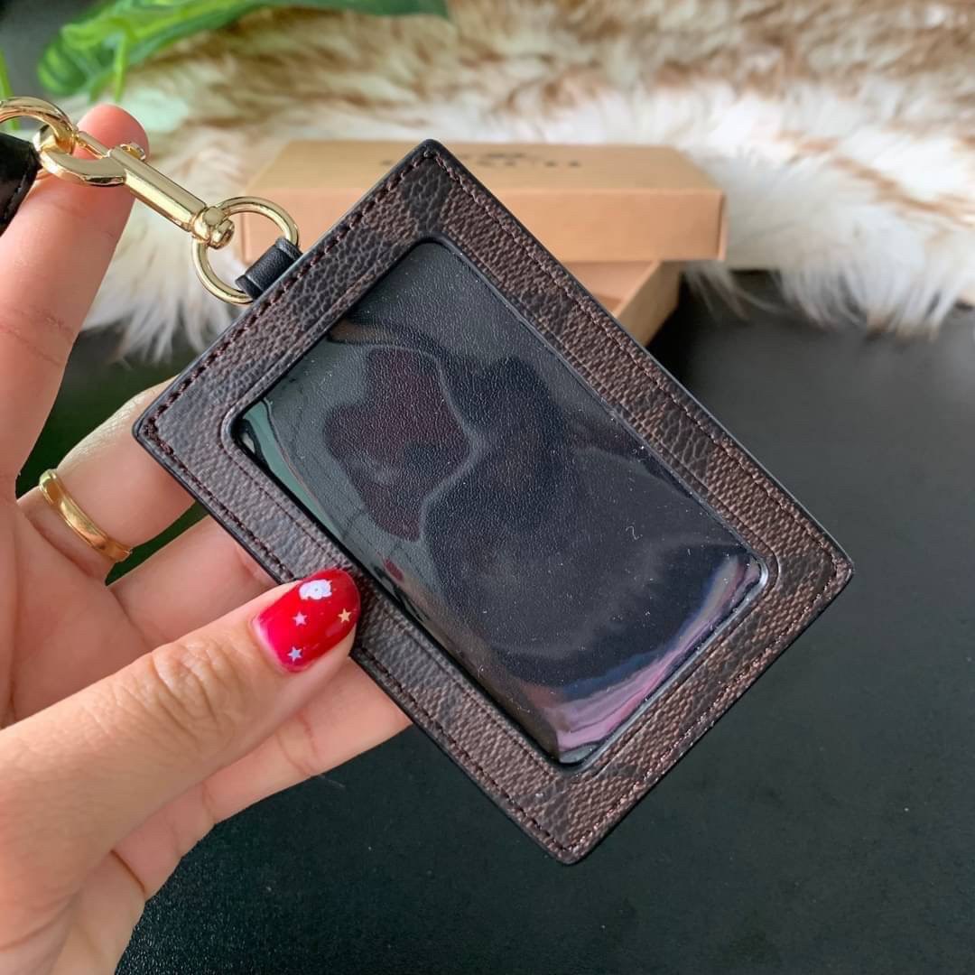 COACH F63274 ID LANYARD IN SIGNATURE COATED CANVAS กระเป๋าใส่บัตรคล้องคอ ลาย C ทั้งใบ ด้านหน้าตกแต่งชื่อแบรนด์ สวยมากกก ใส่บัตรพนักงาน และบัตรต่างๆ มาพร้อมสายคล้องคอ สายถอดออกได้ ตัวกระเป๋ามี 3 ช่องค่ะ